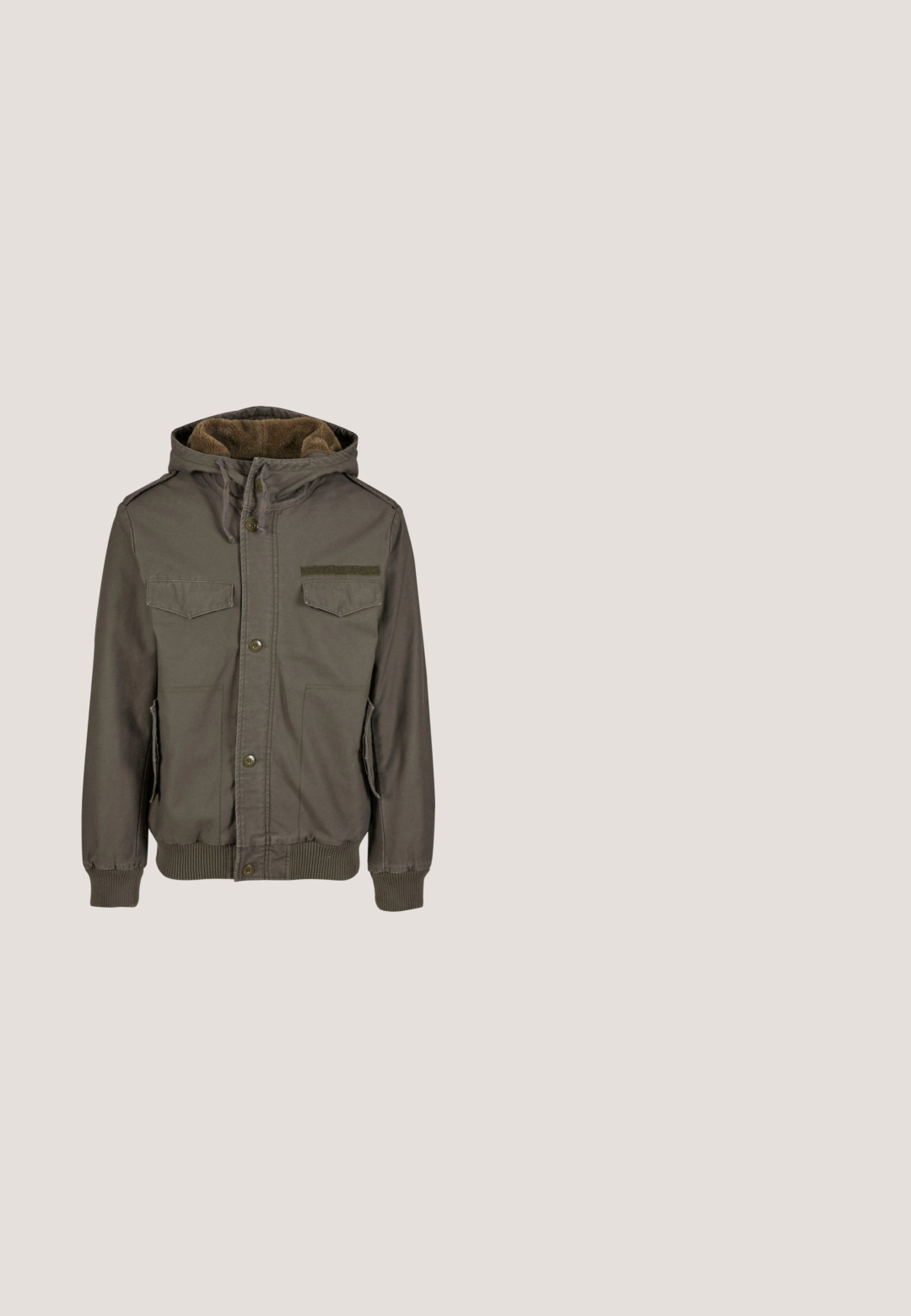 Olivgrüne Jacke mit Kapuze, ausgestattet mit zwei Brusttaschen, gerippten Bündchen und Saum sowie einem weichen Fellfutter in der Kapuze.; Kapuzensweatshirt in Khaki mit weichem Material, großen schwarzen Buchstaben und einer Fronttasche. Kordelzüge mit Metallenden.; Beiges Kurzarm-T-Shirt mit dunkelgrünem "PALM VIBES"-Text auf der linken Brust.; Camo-Shorts aus Baumwollmischung mit grünem, braunem und beigem Muster. Verfügt über einen elastischen Taillenbund mit Kordelzug. Lässiger Schnitt und knielange Form.; Brauner High-Top-Stiefel aus synthetischem Material, mit runden Schnürsenkeln, verstärkter Zehenkappe, strukturiertem Panel und einer Markeninschrift mit "EST. 1973".; Olivgrüner Rucksack aus strukturiertem Stoff mit schwarzen Akzenten, ausgestattet mit doppelten Schultergurten, einem oberen Griff und einer vorderen Reißverschlusstasche.