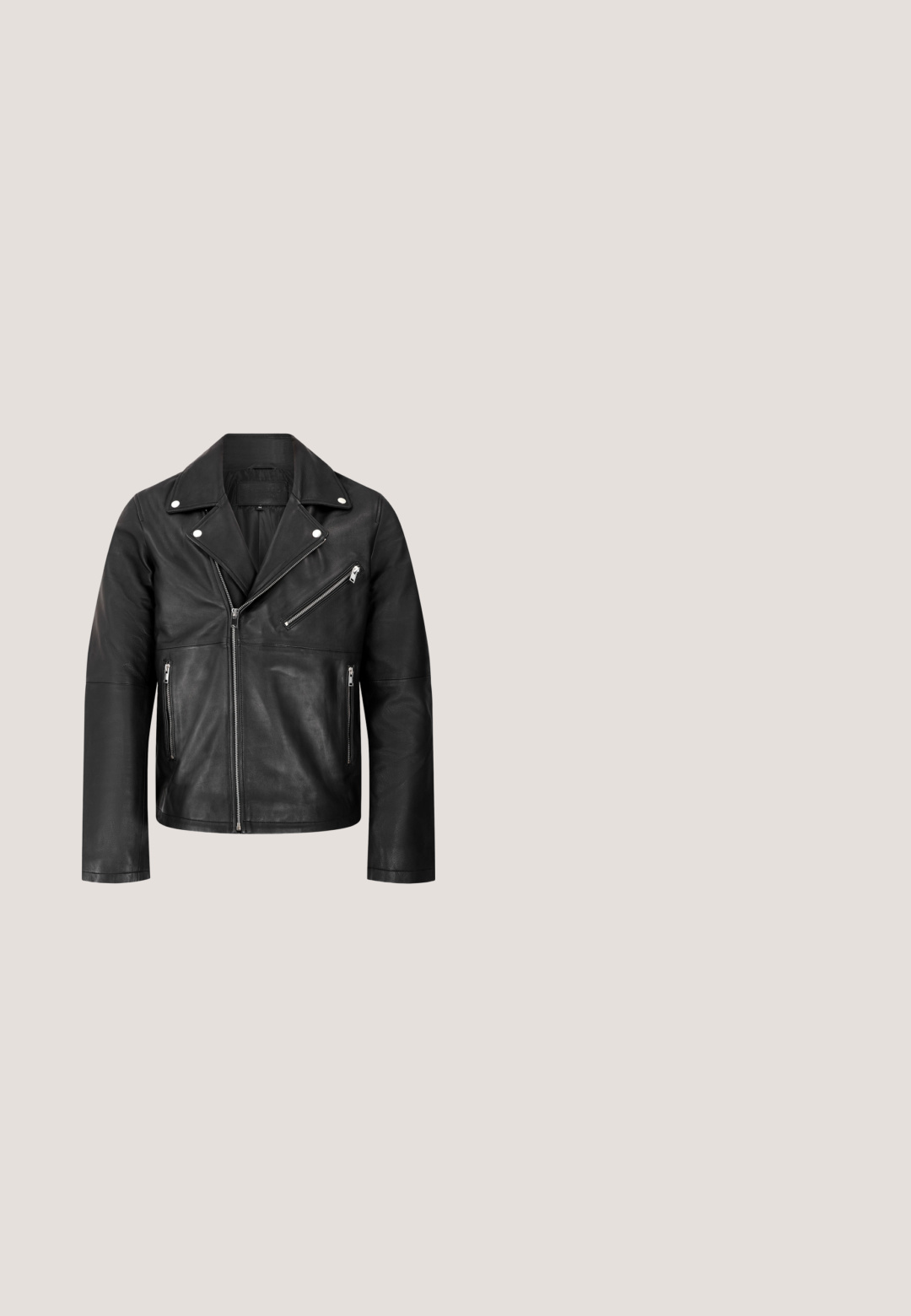 Schwarze Leder-Bikerjacke mit asymmetrischem Frontreißverschluss, drei Reißverschlusstaschen und silberfarbenen Druckknöpfen an breiten Revers.; Schwarzes Langarm-T-Shirt aus weichem Stoff. Mit Rundhalsausschnitt und gerader Passform, ohne sichtbare Muster oder Beschläge.; Schwarz-weiße karierte Langarmbluse mit einer dunklen strukturierten Krawatte, ausgestattet mit einem abnehmbaren Kragen und Manschetten, aus einem glatten Stoff gefertigt.; Rückansicht einer dunkelgrauen Jeans aus Denim mit zwei Gesäßtaschen, Gürtelschlaufen und geradem Bein.; Schwarze Leder-Schnürschuhe mit dicker Sohle und runder Zehenpartie, von der Seite auf einem weißen Hintergrund betrachtet.; Schwarz-weiß gestreifter Stoffgürtel mit einer silbernen rechteckigen Schnalle, graviert mit "TOMMY JEANS" und Logo-Umriss.