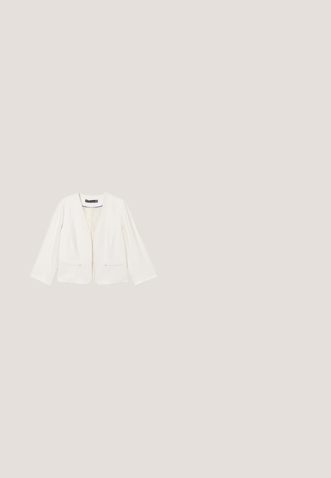 Witte blazer met een V-hals ontwerp, lange mouwen en twee voorkenn pockets. Gladde textuur en minimalistische stijl, voorzien van een subtiele voering.; Marineblauwe jumpsuit met een diepe V-hals, brede benen en een getailleerde taille. Gladde, gestructureerde stof met verticale naden en een rits aan de achterzijde.; Gouden open-teen sandaal met hoge hak, middenhoge hak en een elastisch achterbandje op een effen lichte achtergrond.; Cat-eye zonnebril met roségouden metalen montuur en bruine verloopglazen op een witte achtergrond.; Rechthoekige beige clutch met gouden bloemenborduursel en een gouden kettingriem op een effen achtergrond.; Gouden oorbellen met vlinderdruppel, versierd met heldere kristallen en witte parelmoer kralen langs een fijne ketting.
