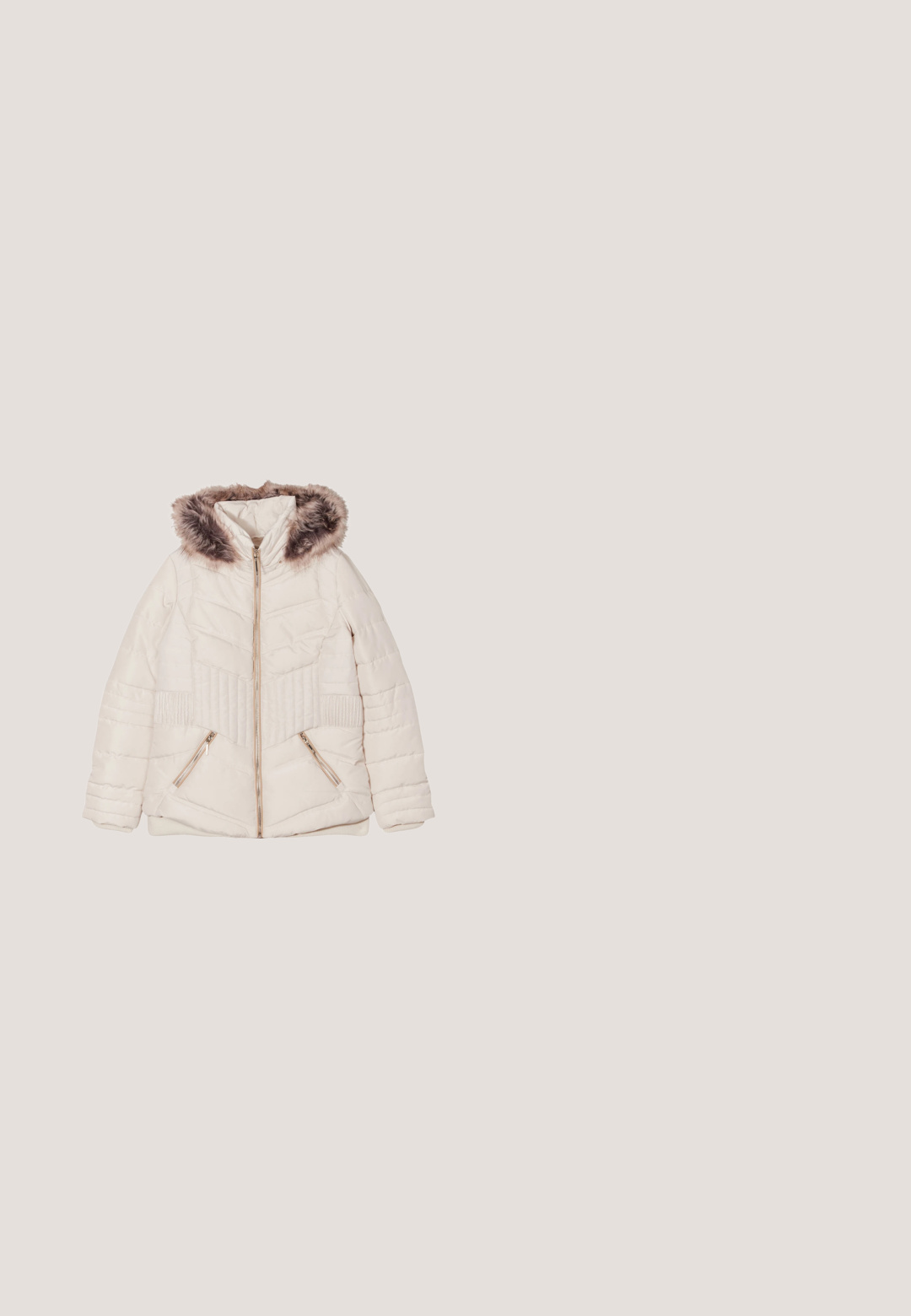 Breal Winterjacke - ecru; Camomilla Italia SANTIAGO - T-Shirt print - white; Blaue, hoch taillierte, schmal geschnittene Jeans aus Denim mit Taschen vorne und hinten, Knopfverschluss sowie dezenten Verwaschungen an Oberschenkeln und Knien.; Weißer Low-Top Sneaker mit beige gemusterten Seitenstreifen, weißen Schnürsenkeln und goldenem "GUESS" Logo-Detail an der Seite und an der Fersenlasche.; Braune Guess-Handtasche mit sich wiederholendem Logomuster, dreieckiger Metall-Logoplatte, Tragegriff oben und angebrachten Lederanhängern.; Guess Ohrringe - goldenfarbe