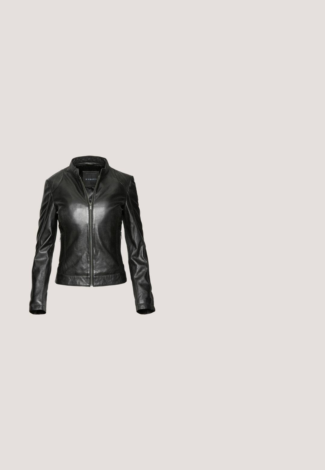 Schwarze Lederjacke mit Reißverschluss, Stehkragen, langen Ärmeln und Seitentaschen. Besticht durch eine glatte Textur und eine taillierte Passform.; Schwarz-weißer Langarmshirt mit geometrischen Mustern, rundem Ausschnitt und figurschmeichelnder Passform, aus weichem, elastischem Stoff.; Weiße ausgestellte Jeans aus einem Baumwoll-Mischgewebe, mit einem Zwei-Knopf-Verschluss, Fronttaschen und subtilen Nähdetails.; Schwarze Lederlofer haben eine strukturierte Oberfläche und eine dicke, robuste Sohle. Sie sind vorne mit zwei dekorativen Schnallen akzentuiert.; Schwarze Leder-Shopper-Tasche mit zwei Schulterriemen, strukturierter Oberfläche, vorderer Reißverschlusstasche, silberfarbener Hardware und Markenlogo an der Oberseite.; Silberne Creolen mit schlanken schwarzen zylindrischen Anhängern, die an kleinen Kettengliedern hängen.