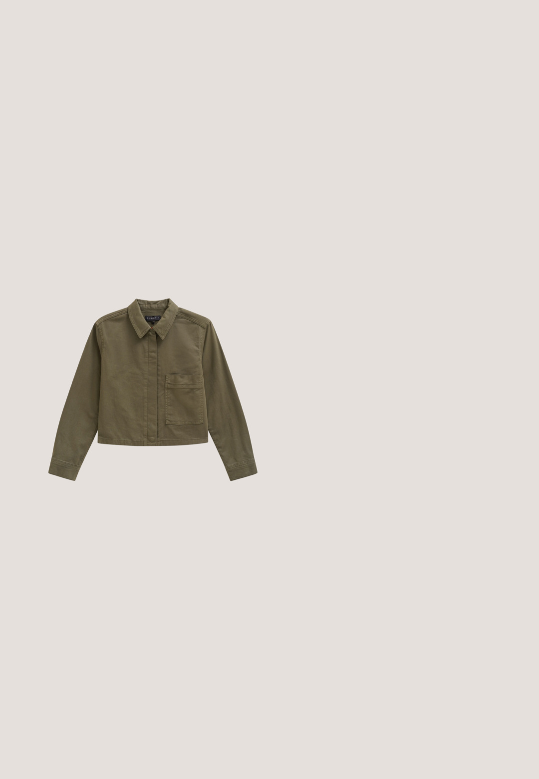 Kurze olivgrüne Jacke aus Baumwolle. Verfügt über einen spitzen Kragen, einen Knopfverschluss und eine Vordertasche. Glatte Textur mit minimaler Detailgestaltung.; Olivgrünes Kurzarmoberteil mit rundem Halsausschnitt und einer Schleifendetail vorne. Weiches, strukturiertes Material mit einer lockeren Passform.; Dunkel olivgrüne Damen-Shorts mit elastischem Bund und Vordertaschen, aus glattem Stoff gefertigt.; Olivegrüner Wildleder-Slipper für Herren mit hellbrauner Gummisohle und abgerundeter Spitze, im Profil vor weißem Hintergrund gezeigt.; Dunkelgrüne Wildleder-Handtasche mit zwei langen Schulterriemen und einfachem, strukturiertem Design auf weißem Hintergrund.; Doppellagige Halskette mit einer Goldkette und einer grünen Perlenkette, mit goldenem Verschluss und Verlängerungskette mit kleinem Anhänger.