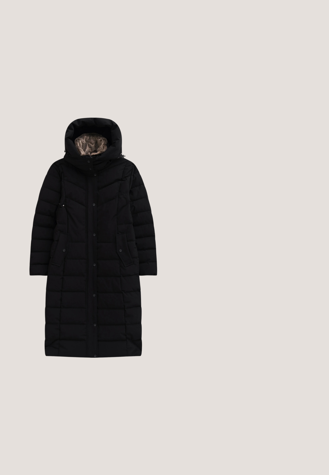 Schwarze Pufferjacke mit langem Design, einer mit Fell gefütterten Kapuze, Druckknopfverschluss und zwei seitlichen Taschen. Durchgehende Steppstruktur.; Schwarzer Pullover mit langen Ärmeln, gerippten Bündchen und Saum. Beinhaltet ein dezentes graues Logo auf der Vorderseite. Weicher Baumwollmischgewebe.; Schwarzes Langarm-T-Shirt mit Rundhalsausschnitt und weißem, mittig platzierten Text "UNITED COLORS OF BENETTON." auf der Vorderseite.; Schwarze Leggings aus dehnbarem Material, mit einer körperbetonten Passform ohne sichtbare Nähte oder Taschen, geeignet für verschiedene Aktivitäten.; Schwarzer Low-Top-Sneaker mit dicker, profilierter Sohle, Veloursleder-Optik, Schnürung vorne und dezentem Markennamen an der Seite.; Schwarze rechteckige Schultertasche mit zwei langen Henkeln, einer kleinen angebrachten Tasche und hellbraunen Kordeldetails vor weißem Hintergrund.