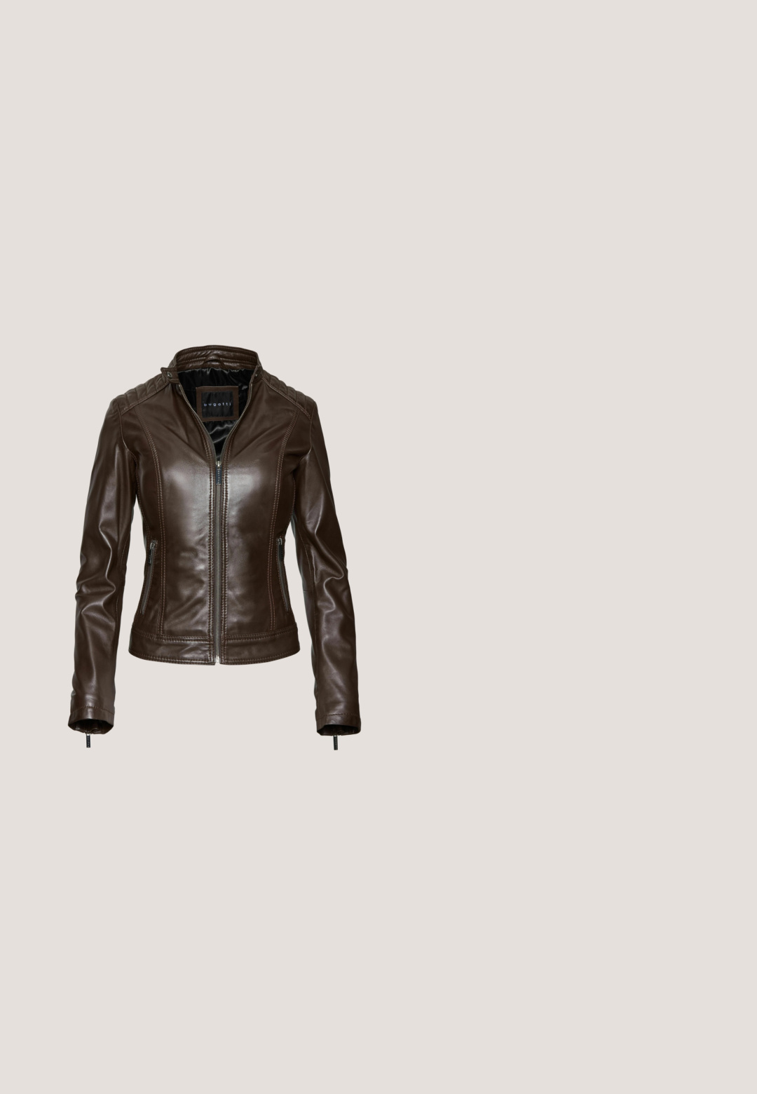 Veste en cuir marron au design ajusté, avec fermeture éclair, col montant et accents côtelés sur les épaules. Dotée de poches latérales zippées et d'une texture lisse.; T-shirt ajusté marron à manches courtes en matériau doux, avec un col rond et des coutures contrastantes sur le devant.; Pantalons noirs avec un devant à lacets et œillets en argent, design à jambes droites et texture de tissu lisse. Pas de poches visibles.; Marco Tozzi Bottines de cowboy / motard - cafe antic; Sac à main en cuir marron foncé avec deux poignées, poche avant zippée, sangles à boucle et accents de pompons sur fond blanc.; Collier de perles avec des perles brun foncé agrémentées de pierres semi-précieuses colorées en rose, vert, jaune et lavande. Fermoir de couleur dorée.