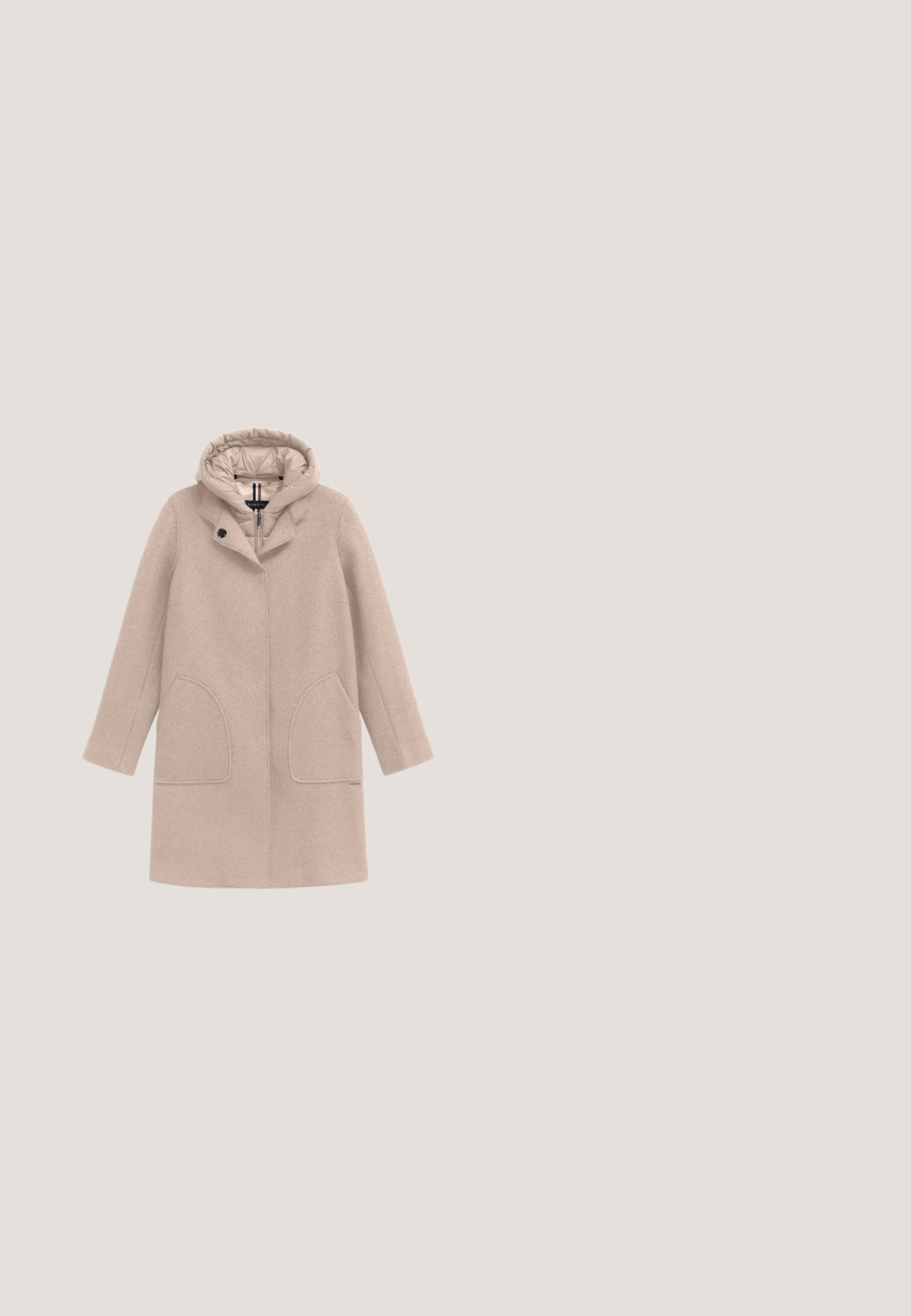Beige Wollmantel mit langen Ärmeln, zwei großen Vorderstaschen und einer inneren gepolsterten Kapuzenlage mit Reißverschluss.; Helle beige Pullover mit vertikaler Rippung, weitem Boot-Ausschnitt und lockerer Passform. Strukturierter Stoff, lange Ärmel mit verlängerten Bündchen.; Beige, leichte Hosen mit einer sanften Textur, ausgestattet mit einem elastischen Bund, vorderen Falten, Seitentaschen und umgeschlagenen Säumen.; Beige Wildleder-Lederschuhe mit runder Zehenform, ausgestattet mit einem kleinen dekorativen Riemen und einer flachen Gummisohle. Glatte Textur mit minimaler Naht.; Braune Lederhandtasche mit glatter Textur, strukturiertem Design und verstellbarem Schulterriemen. Enthält ein dezentes Logo auf der Vorderseite.; Goldene Gliederarmkette mit kleinen runden Perlen und facettierten Akzenten, ausgestattet mit einem Karabinerverschluss und verstellbarer Länge. Markiert mit "SINGULARE."