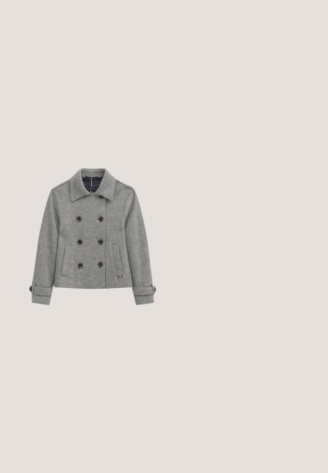 Grauer Woll-Peacoat mit doppelt geknöpftem Vorderteil, schwarzen Knöpfen, Notch-Kragen und verstellbaren Manschetten; verfügt über zwei Seitentaschen.; Schwarzes ärmelloses Oberteil mit einer verdrehten Knotendetails an der Schulter und diagonaler Panele-Design, aus einem glatten, dehnbaren Stoff gefertigt.; Schwarze weit geschnittene Hose aus weichem Stoff, mit einem glatten Bund, zwei Seitentaschen und genähten Vorderfalten für zusätzliche Details.; Schwarze Wildleder-Slipper mit flacher Sohle, abgerundetem Zehenbereich und dekorativem Quast vorne. Glatte Textur ohne sichtbare Metallteile.; Schwarze strukturierte Lederhandtasche mit doppelten Griffen, einer vorderen Klappe mit kleinem goldfarbenem Verschluss und einem abnehmbaren Schulterriemen auf weißem Hintergrund.; Goldkettchen-Armband mit runden Gliedern und Ziersteinen, darunter ein rosa Stein und klare Steine, mit verstellbarem Verschluss.