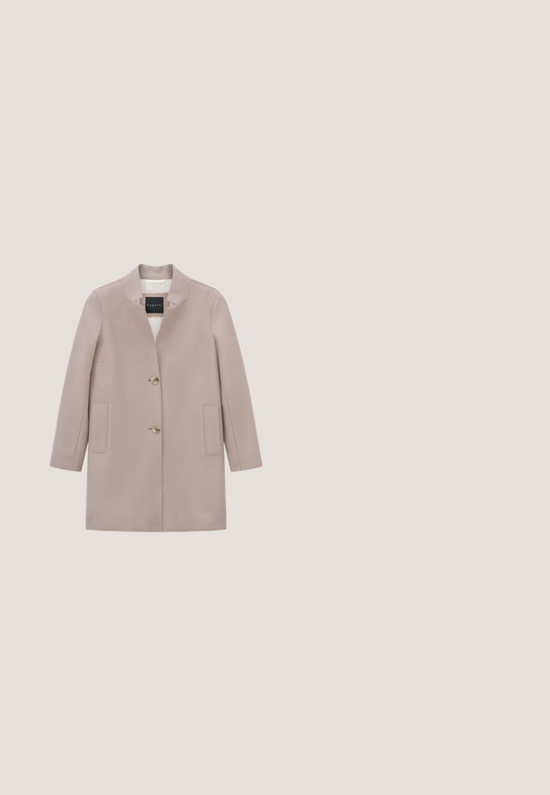 Beiger Wollmischmantel für Damen mit zwei Fronttaschen, zwei Knöpfen, einem Reverskragen und einem schwarzen Innenetikett mit der Aufschrift "bugatti".; Schwarzes Langarmshirt aus glattem Stoff. Verfügt über einen Kragen und einen leichten V-Ausschnitt, mit einem verlängerten hinteren Saum für eine lockere Passform.; Schwarze, weit geschnittene Hosen aus glattem Stoff. Mit elastischem Bund und zwei Seitentaschen, versehen mit sichtbaren Nähdetails.; Schwarze Lederloafer mit glatter Oberfläche, gesteppten Details an der Zehenpartie und einem kleinen silbernen Akzent am Riemen. Design mit niedrigem Absatz.; Schwarze Ledertasche mit zwei stabilen Griffen, rechteckiger Form, strukturiertem Oberflächen, verstellbarem Schulterriemen und Logodetail auf der Vorderseite.; Engelsrufer ENGELSRUFER - Halskette - silber