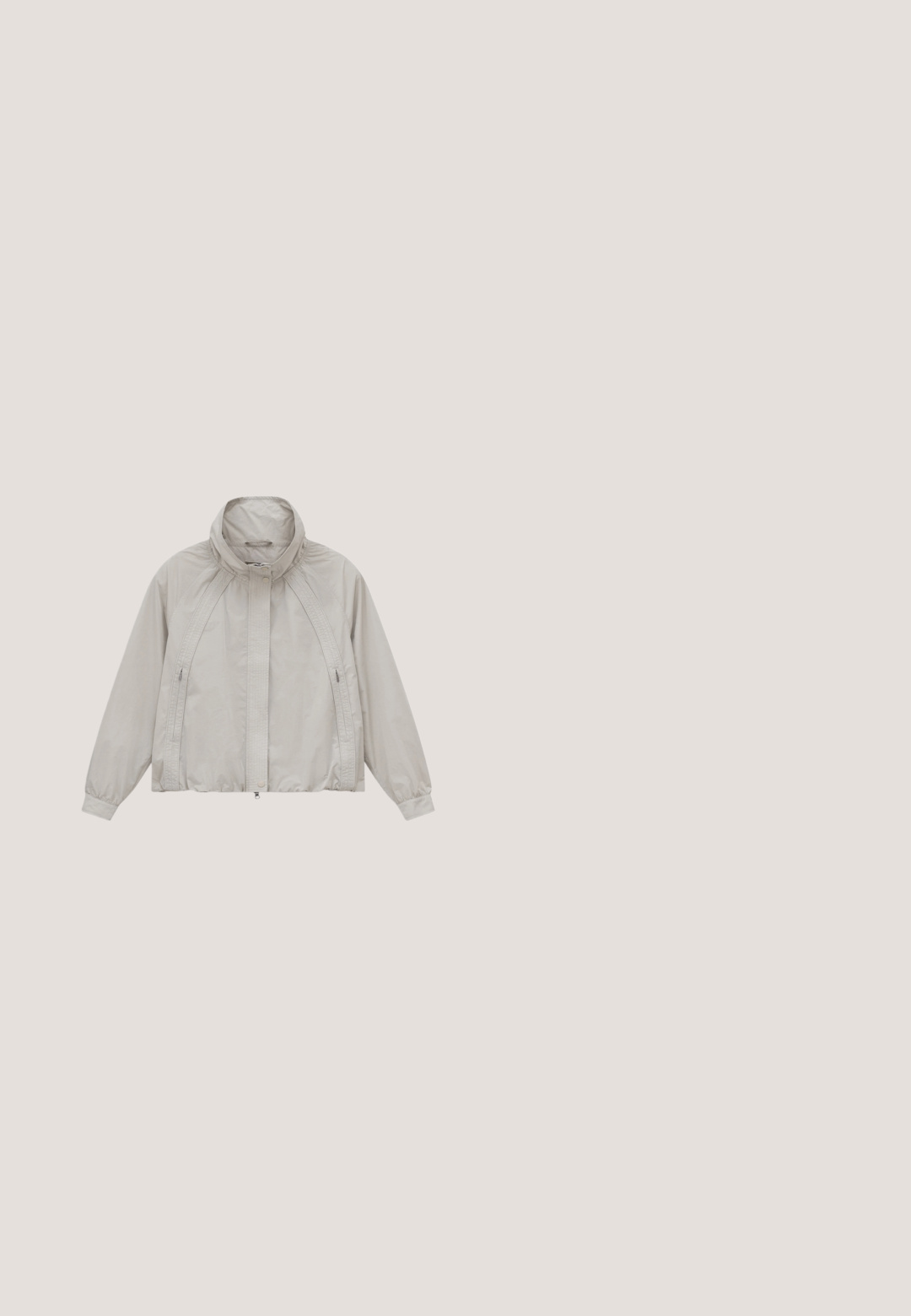 Hellgraue Jacke mit durchgehendem Reißverschluss, Stehkragen, langen Ärmeln, elastischen Bündchen, vertikalen Reißverschlusstaschen und elastischem Saum.; Grauer Kapuzenpullover mit Reißverschluss aus weichem Stoff, mit einer Vorderseite mit Tasche, gerippten Bündchen und Saum sowie einem kleinen weißen Logo auf der Brust.; Hellblaues Baumwoll-Trägertop mit geripptem Muster, breiten Schulterträgern und einem kleinen aufgestickten Logo auf der Brust. Glatte Oberfläche.; ARMEDANGELS ICONIC Å IVAARA - Jogginghose - silver melange; Beige-weißer Sportschuh mit Mesh- und Wildlederpaneelen, Schnürverschluss und dicker, gepolsterter Sohle mit grauem Profil.; Hellgraue Tragetasche mit gepolsterter Gestaltung, doppelten Griffen und einer Fronttasche. Sie verfügt über eine glatte Textur und ein minimalistisches Logo-Detail.