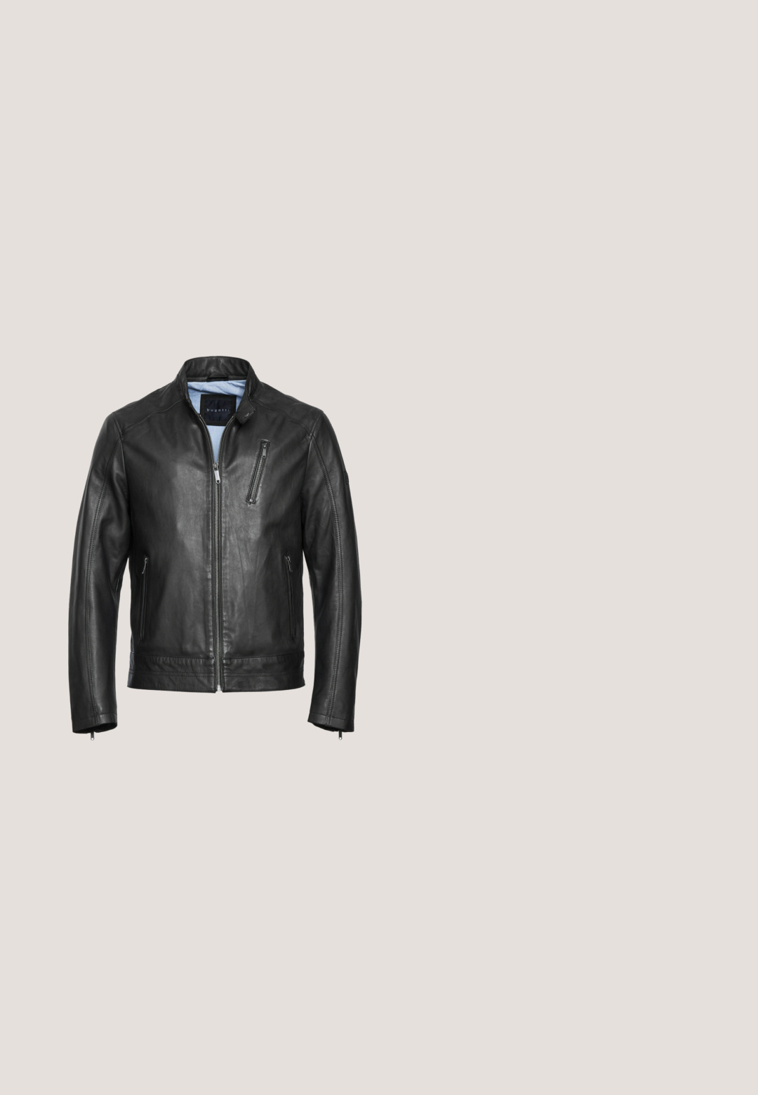 Chaqueta de motocicleta de cuero negro con cuello alzado, cierre delantero con cremallera y dos bolsillos laterales. Presenta costuras sutiles y una textura suave.; Suéter de polo de manga larga gris, fabricado en un suave material de punto. Cuenta con un cuello, una tapeta de tres botones y puños y dobladillo acanalados.; Polo gris de manga corta hecho de tela suave. Cuenta con un cuello clásico, una tapeta con dos botones y una pequeña etiqueta con marca en el dobladillo.; Jeans de mezclilla gris oscuro con un diseño de pierna recta. Presentan un ligero desgaste en los muslos y detalles clásicos en los bolsillos.; JOOP! DANILO - Botines - black; Bolsa mensajera de cuero negro con superficie texturizada, un bolsillo frontal con cremallera y correa ajustable. Forma rectangular con diseño minimalista.