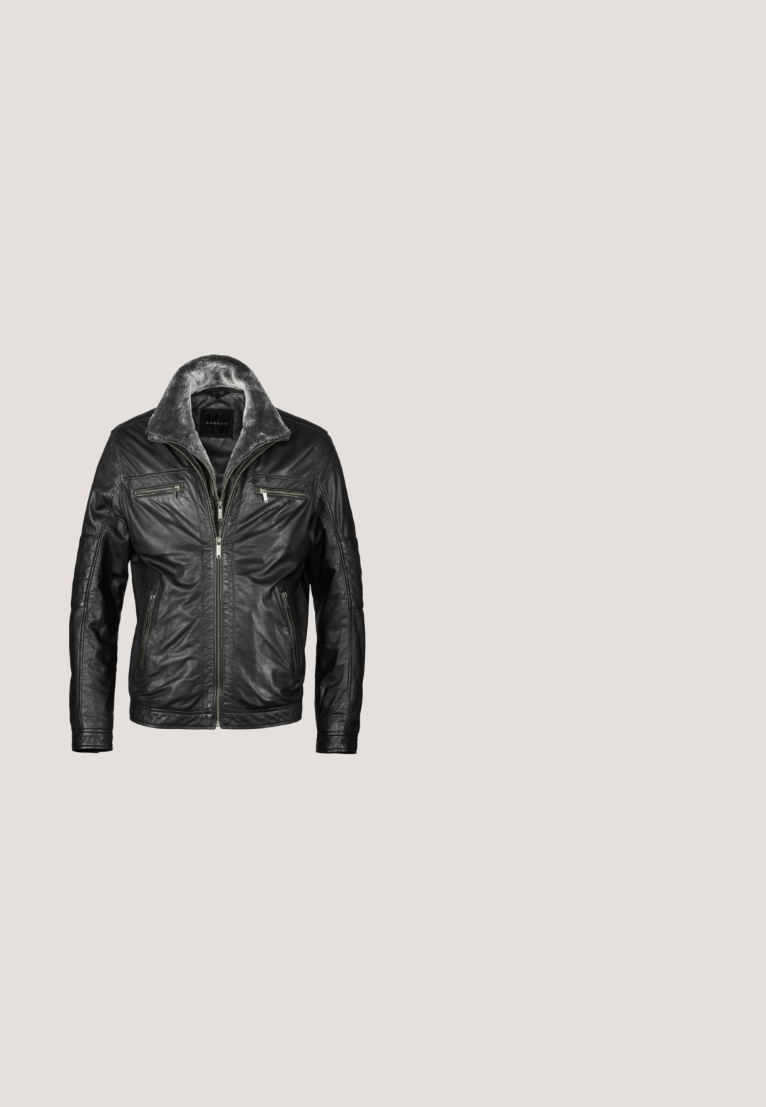 Veste en cuir noir avec un col en fausse fourrure grise douce, fermeture éclair à l'avant et plusieurs poches zippées sur la poitrine et les côtés.; Pull noir à manches longues avec col rond, poignets et ourlet côtelés, fabriqué en tissu fin tricoté, présenté sur un fond blanc.; Chemise gris foncé à manches longues avec boutons, col et poignets, présentée à plat sur fond blanc.; Pantalons en mélange de coton noir, coupe slim, avec une fermeture à bouton, cinq poches, et une texture lisse. Présente des détails de couture classiques.; Bottine en cuir noir montant jusqu'à la cheville, avec un bout rond, un système de laçage à l'avant, des coutures décoratives et une languette au niveau du talon. Semelle en caoutchouc avec un motif texturé.; Sac messager noir alliant cuir et textile, fermeture éclair et bandoulière amovible avec détail logo.