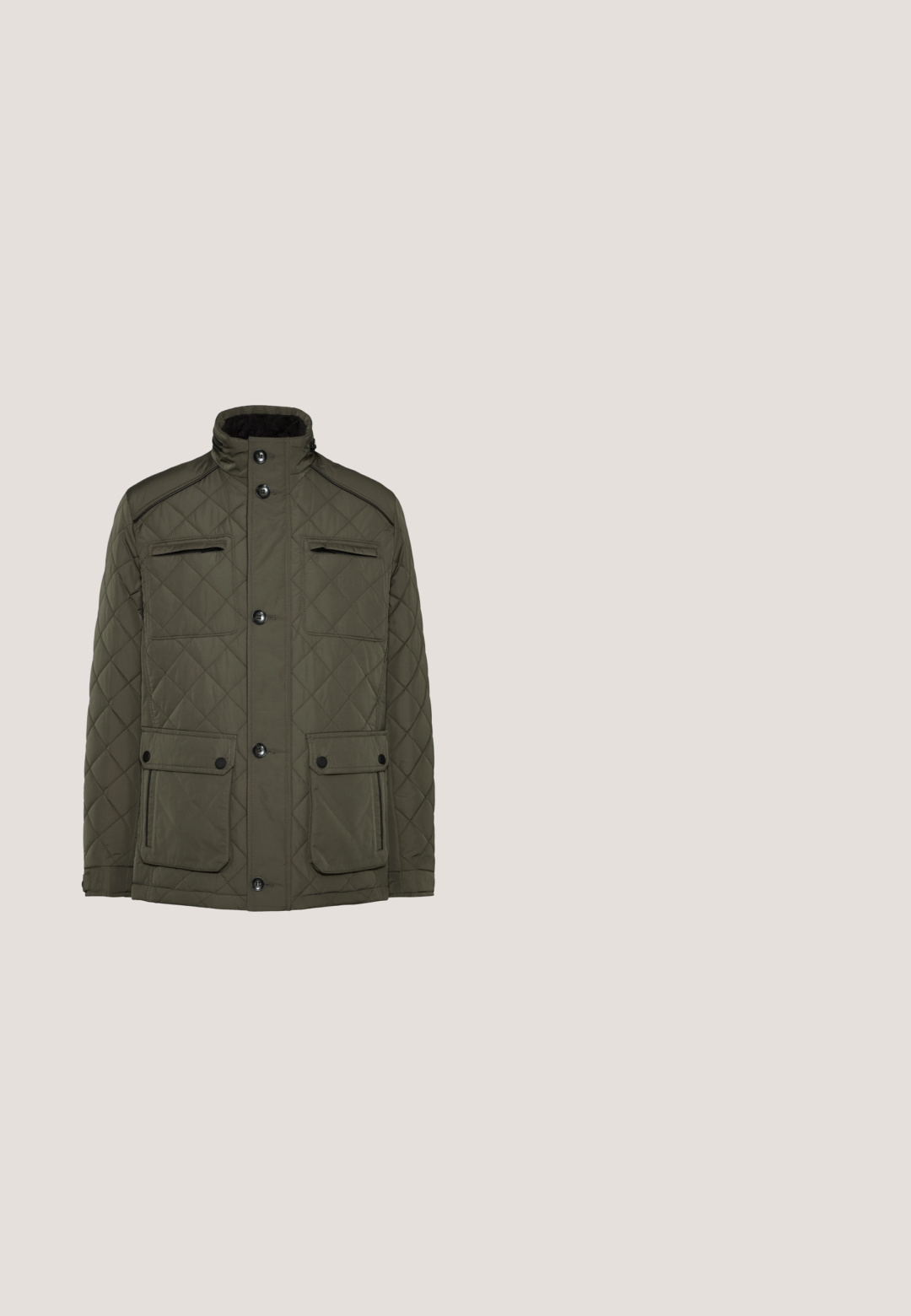 Steppjacke in olivgrün mit hohem Kragen, mehreren Taschen und schwarzen Knöpfen zum Schließen, mit einer glatten, gepolsterten Textur.; Langärmliges Sweatshirt in Olivgrün mit Rundhalsausschnitt, gerippten Bündchen und Saum, schlichtes Design, dargestellt auf weißem Hintergrund.; Herren-T-Shirt mit kurzen Ärmeln und Rundhalsausschnitt in hellem Olivgrün mit kleinem Markenlabel innen am Kragen.; Olivgrüne Hose aus leichtem Baumwollstoff. Gerade geschnitten mit Knopfverschluss und Vordertaschen. Glatte Textur, keine sichtbaren Muster.; Braune Wildleder-Stiefeletten mit runder Zehenform, minimalen Nähten und einer strukturierten, klobigen Gummisohle. Mit Schnürdesign und Fersenlasche.; Quadratische Lederetui in Olivgrün mit vertikalem Nahtdetail, Reißverschluss an der Seite und geprägt eingestelltem Markenlogo auf der Vorderseite.