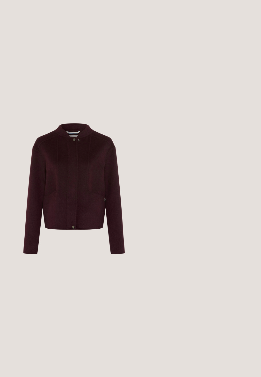 Mørk bourgogne uldjakke med lange ærmer, rund krave og forreste trykknaplukning, vist på hvid baggrund.; Kaffe KAYOKO BOATNECK - T-shirts basic - zinfandel; Bukser med lige ben i ensartet mørkelilla med elastisk talje og glat finish, designet til afslappet brug.; Glatte bordeaux ankelstøvle med firkantet tå, kraftig gennemsigtig hæl og tekstureret sort sål. Glat overflade med en højglans finish.; Stor mørk burgundy ruskindtaske med tynde håndtag og lille "nat & nin" logo på fronten i midten.; Guld ring med en central runde granatsten omkranset af mindre klare sten i en cirkulær indstilling. Glat, poleret band.