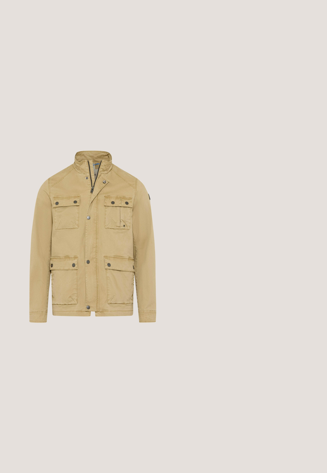 Beige arbejdsjakke med fire knaplukningslommer med klap, lynlås og trykknapper foran og en kort stående krave.; Beige strikket sweater med rund hals, lange raglanærmer, ribstrikkede manchetter og kant. Har et lille logomærke nederst til venstre.; Crewneck kortærmet t-shirt i off-white bomuld. Har en glat tekstur, standard pasform og minimalistisk design uden mønstre.; Beige bomuldsbukser med lige ben-design, der har frontlommer, knaplukning og en subtil tekstur.; Brune læder ankelstøvle med snørebånd, polstret krave, struktureret finish og gummisål med dybe riller for godt vejgreb.; Brun læder crossbody taske med en tekstureret overflade, lynlåslukning og justerbar stofrem. Har et præget logo på fronten.