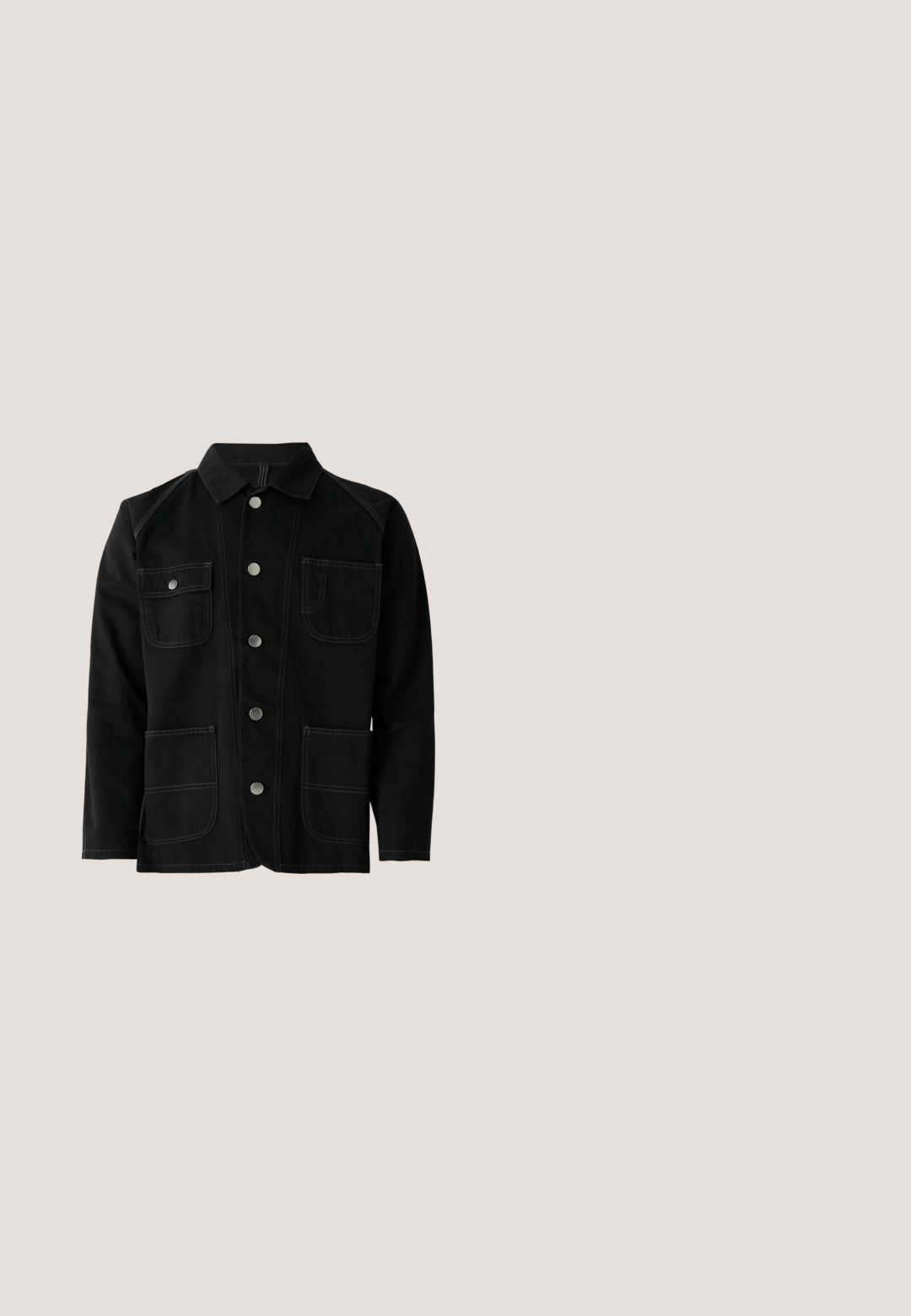 Schwarze Baumwolljacke mit klassischem Kragen, fünf Druckknöpfen auf der Vorderseite, zwei großen aufgesetzten Taschen, kontrastierenden Nähten und langen Ärmeln.; Lavendelfarbenes Langarmshirt mit einer kleinen Grafik und Text auf der linken Brust, die ein detailliertes kreisförmiges Design zeigt.; Dunkelgraue Denim-Shorts mit lockerer Passform, die einen Knopfverschluss, Gürtelschlaufen und dezente weiße Nähte aufweisen. Keine sichtbaren Taschen.; Schwarze Knöchelstiefel mit glatter Oberfläche, Metallösen, runder Spitze, gepolstertem Kragen und strukturiertem Gummisohle. Einfaches Design mit seitlichem Logo.; Rechteckige Sonnenbrille mit transparent grünen Rahmen und dunkelblauen Gläsern, auf einer weißen Oberfläche liegend.; Dunkelgrüne Tragetasche mit breiten Griffen und weißem grafischem Text: "Maison Kitsuné", "Tokyo Paris" und "Palais Royal" mit floralen Akzenten.