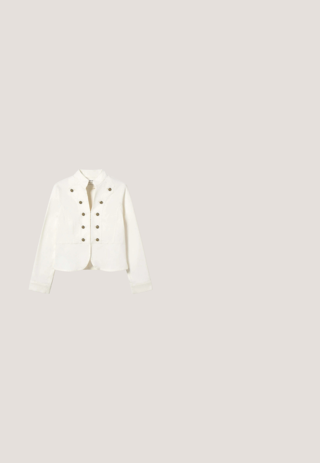 Chaqueta blanca de estilo militar con cuello alto, mangas largas y dos filas de seis botones decorativos de latón en la parte delantera.; Vestido sin mangas de color crema con escote cuadrado y detalles de volantes en los hombros, que cuenta con un corsé ajustado y una falda acampanada.; Sandalia de cuña beis de esparto con parte superior de tejido trenzado, tira atada, detalles metálicos con tachuelas y suela de yute trenzado.; Gafas de sol rectangulares con montura dorada, lentes tintadas en marrón y terminales de varillas con diseño de carey, con un detalle de logo circular en las patillas.; Bolso de mano de paja tejida con bordado floral blanco, asas redondas con ribete blanco y un logo de marca triangular en el centro frontal.; Colgante de trébol de cuatro hojas de oro con tres hojas lisas y una hoja incrustada con pequeñas piedras preciosas transparentes y un lazo superior para sujetar la cadena.