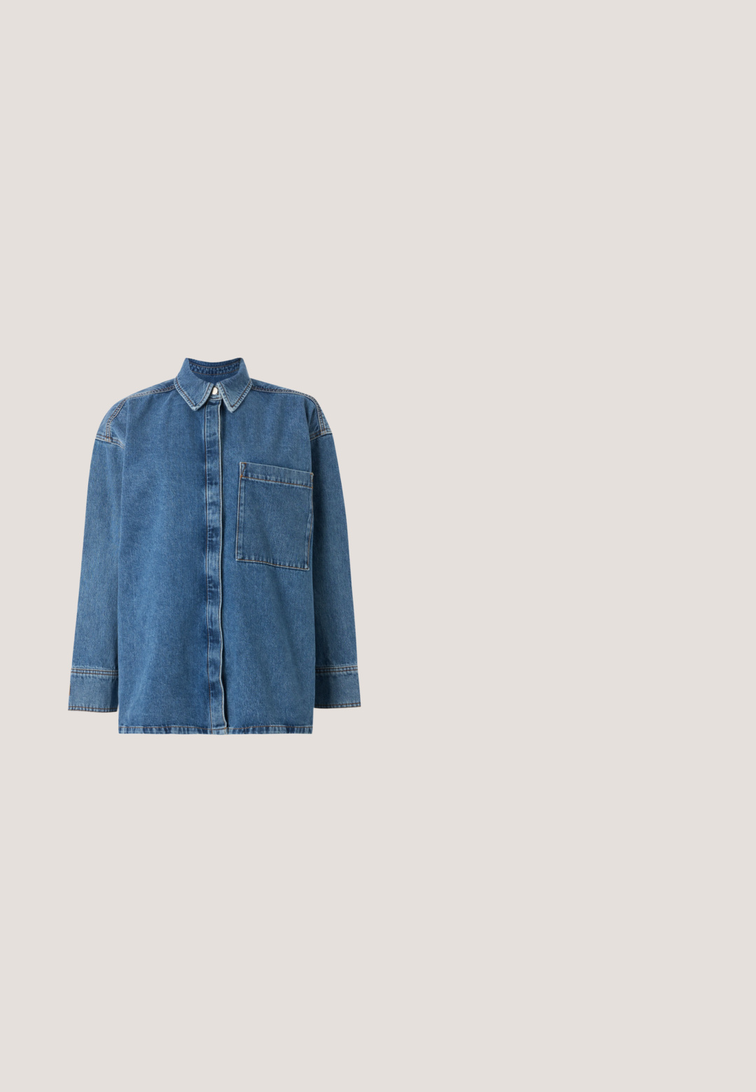 Chemise en denim bleu à manches longues avec une grande poche poitrine, boutonnage sur le devant et col classique, présentée sur fond blanc.; Pull à col rond beige en tricot doux, avec des manches longues et quatre boutons décoratifs sur chaque poignet. Design minimaliste avec une finition texturée.; Jean en denim bleu à taille haute et jambes larges, avec poches avant, passants de ceinture, bouton et fermeture éclair.; Chaussure à talon haut en cuir noir avec bout pointu et capuchon argenté métallique. Présente une finition lisse et un talon fin de 10 cm.; Sac à main en cuir fauve avec des brides en chaîne dorée et une fermeture éclair, orné d'un logo décoratif doré sur le devant.; Boucles d'oreilles pendantes en ton or avec des pendentifs lisses en forme de goutte allongée suspendus à de petites attaches en forme d'anneau sur un fond blanc.