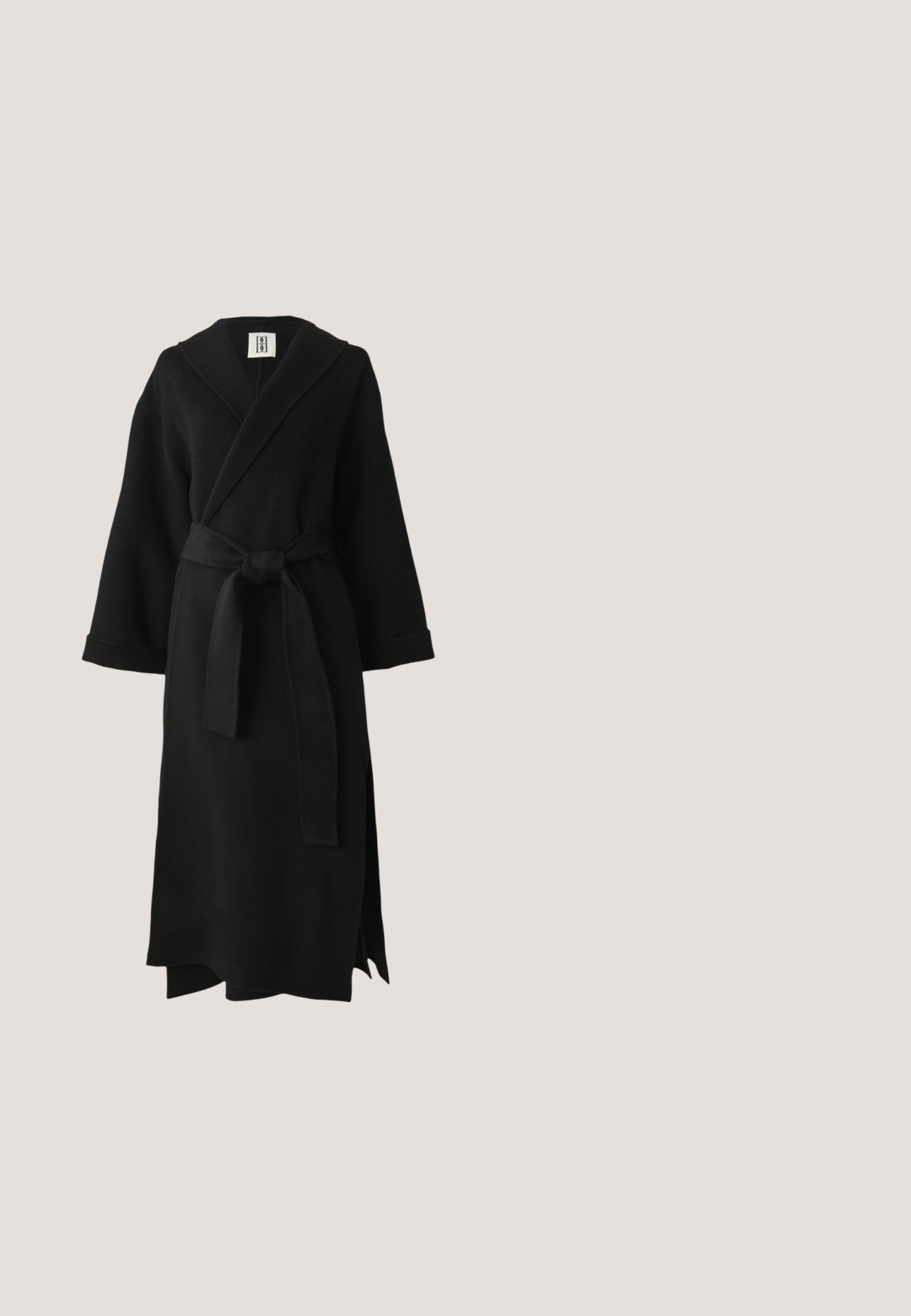 Sort lang kappe lavet af blødt stof, med sjal-krave, lange ærmer, taljebånd og en sideslids. Simpelt og minimalistisk design.; Satin glidende kjole i lyseblå med tynde justerbare stropper, en glat og sleek tekstur samt en enkel silhuet.; Sort læder højhælet sko med spids tå, åbne sider og en tynd ankelrem med en lille guld detalje.; Gennemsigtige grå cat-eye solbriller med gradienttonede linser og guldfarvet "Ralph"-branding på stængerne, vist mod en hvid baggrund.; Sort satin clutch taske med en sølvfarvet, cirkulær lukning prydet med rhinsten, har en aftagelig kædedesign.; Sølv snoet kæde med en guldfarvet cirkulær lås. Designet har en glat overflade og ensartede led gennem hele kæden.
