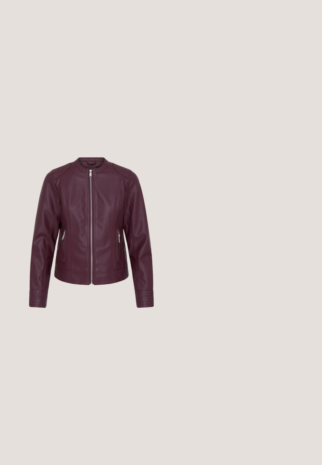 Veste en similicuir bordeaux avec fermeture zippée sur le devant, deux poches latérales zippées, manches longues et encolure sans col, présentée sur fond blanc.; Blouse bordeaux avec un décolleté en V, des manches courtes transparentes et une coupe ample. Fabriquée dans un tissu léger avec une texture fluide.; Pantalon à jambes larges couleur bordeaux profond avec une taille haute et un devant épuré, présenté sur un fond clair uni.; Chaussure à talon bordeaux brillant avec un bout arrondi et une sangle à la cheville, posée sur un fond uni.; Sac à main en cuir bordeaux avec une forme courbée, deux poignées, fermeture éclair et détails de couture subtils. Fini lisse et brillant.; Boucles d'oreilles en résine violet foncé en forme de croissants de lune, avec des accents en métal argenté et des attaches arrière en plastique transparent pour un maintien sûr.