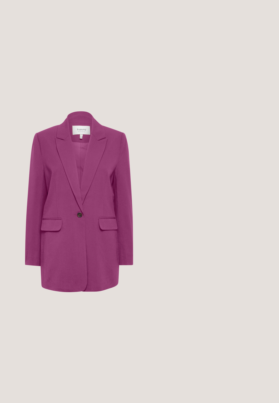 Blazer fuchsia avec un col cranté, fermeture à un bouton et deux poches avant. Tissu lisse avec une silhouette structurée.; Haut à manches courtes en tricot lilas avec un motif discret à rayures et œillets en forme de losange, encolure ronde, et une petite étiquette de marque à l'intérieur du col.; Pantalon taille haute évasé avec un motif léopard gris foncé et noir, présenté sur un fond blanc uni.; Bottine cheville en rose gold métallique avec un bout pointu, des détails de couture en forme d'aile, et un modeste talon bloc noir. Texture de surface lisse et brillante.; Sac à main en cuir texturé rose avec un fermoir en ton doré, une bandoulière en chaîne et une forme rectangulaire. Il présente une fermeture rabat et un logo de la marque à l'avant.; Boucles d'oreilles en or en forme d'anneau avec un design ondulé, présentant des accents réfléchissants roses et argentés, exposées sur un fond blanc.