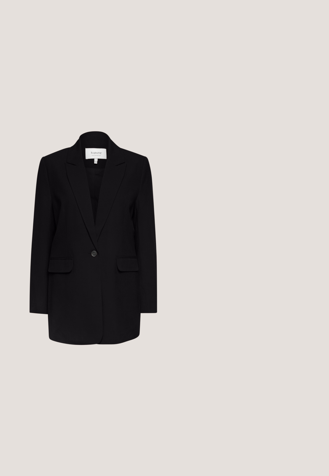 Sort enkelt-knaps blazer med hakkede revers, klaplommer og lange ærmer, mærket "b.younga" størrelse 36.; b.young BYREXIMA TANK - Top - meteorite; Sorte shorts med elastisk talje. Blødt stof, enkelt design og let afrundet kant nederst. Ingen synlige mønstre eller logoer.; Sorte ruskind hæl sandal med krydsdesign, åben tå og en sølv cirkulær spænde accent på ankelstroppen. Tekstureret hæl.; Sort skuldertaske i læder med fladt design, guldfarvet kædehåndtag og metalklemme lukning. Glat tekstur med rene linjer.; Sølvarmbånd med hvide perler og en sølv havfruehale vedhæng, udstyret med en karabinlås og justerbar kæde.