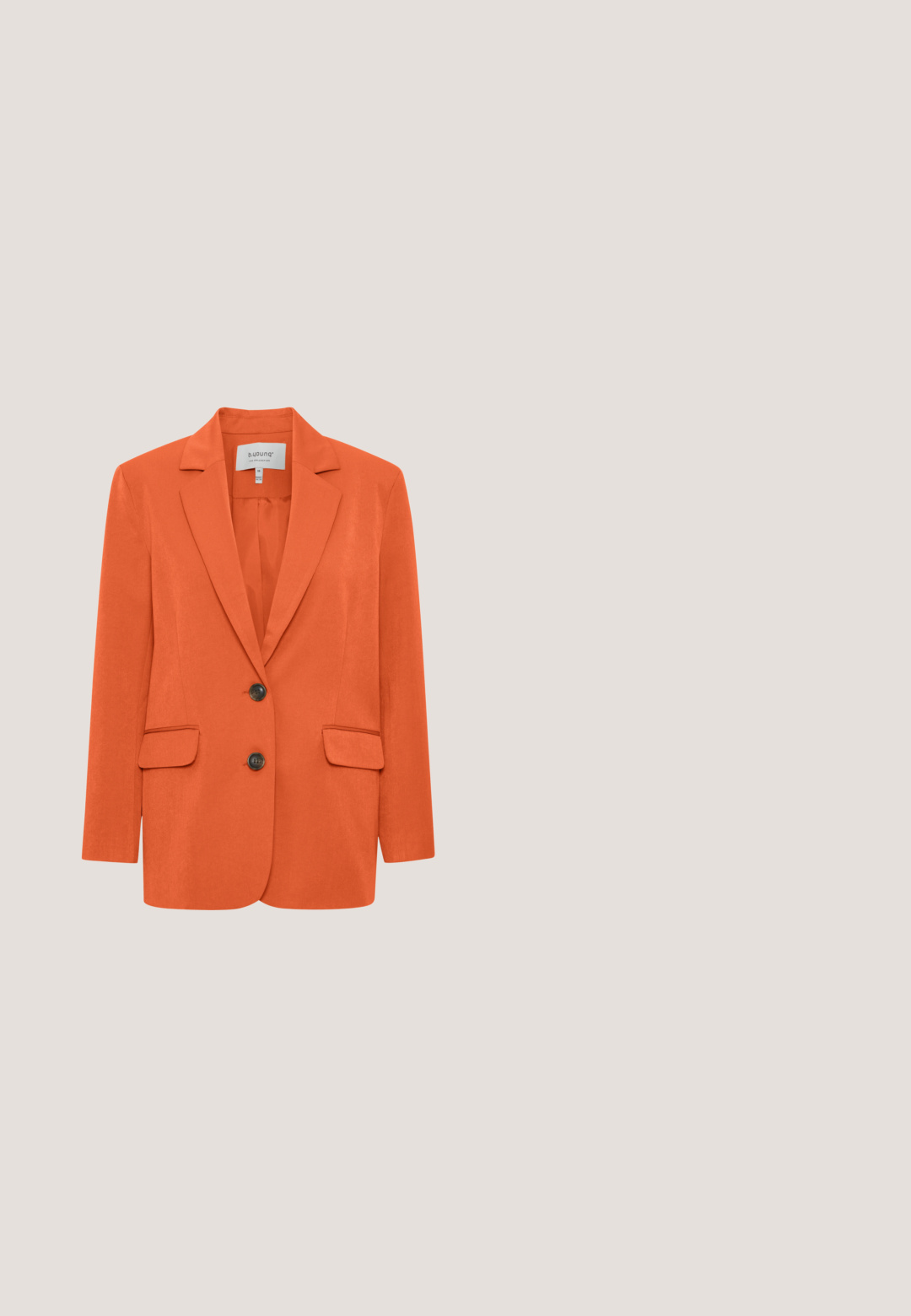 Orange skræddersyet blazer lavet af glat stof, med to forlommer, strukturerede skuldrer og to sorte knapper foran.; Rød- og hvidstribet t-shirt med korte ærmer, lavet af blødt stof med en løs pasform og rund halsudskæring, der har vandrette striber.; Koralrøde knælange shorts med bæltestropper, detaljer langs sømmen foran og en glat stoftekstur.; Sneakers med en hvid læderbund, orange og pink ruskindsdetaljer, tekstureret hvid sål og en metalisk guld hældetalje.; Expatrié ZOE SMALL - Skuldertasker - korallenrot; TATUUM GRETE - Øreringe - brown