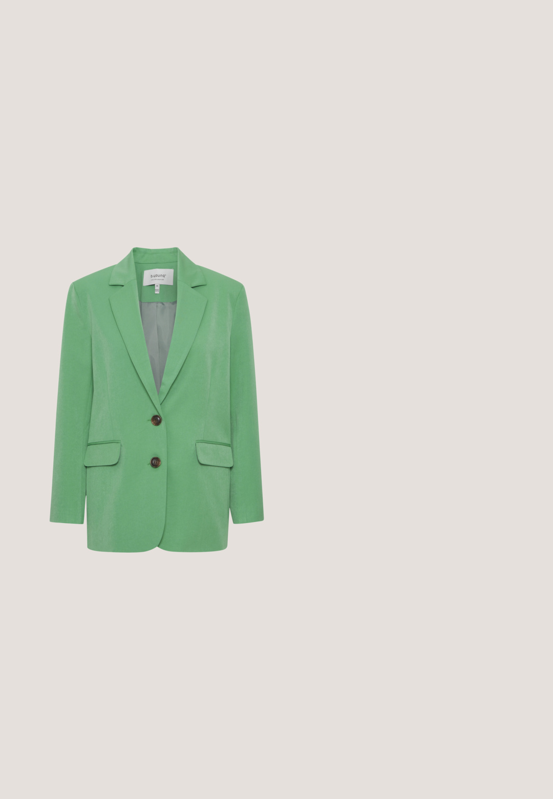 Grøn blazer med en glat tekstur, notch-lapper, to forlommer og brune knapper. Struktureret design med en skræddersyet pasform.; Hvid ærmeløs kjole med rund halsudskæring, tætsiddende liv og bølgende skørt. Har lodrette sømme og en skjult lynlås bagpå.; Hvid højhælet sko med blonder i blomsterdesign, spids tå og en glat hvid læderhælk.; Solbriller med guldramme med ottekantede grå gradientlinser og sorte stangender på hvid baggrund.; Lille grøn håndtaske lavet af gennemsigtige runde perler med en perlehankel på en ensfarvet hvid baggrund.; Tynd åben armring i sølv med en lille sølvblomst i den ene ende og en rund hvid perle i den anden ende.