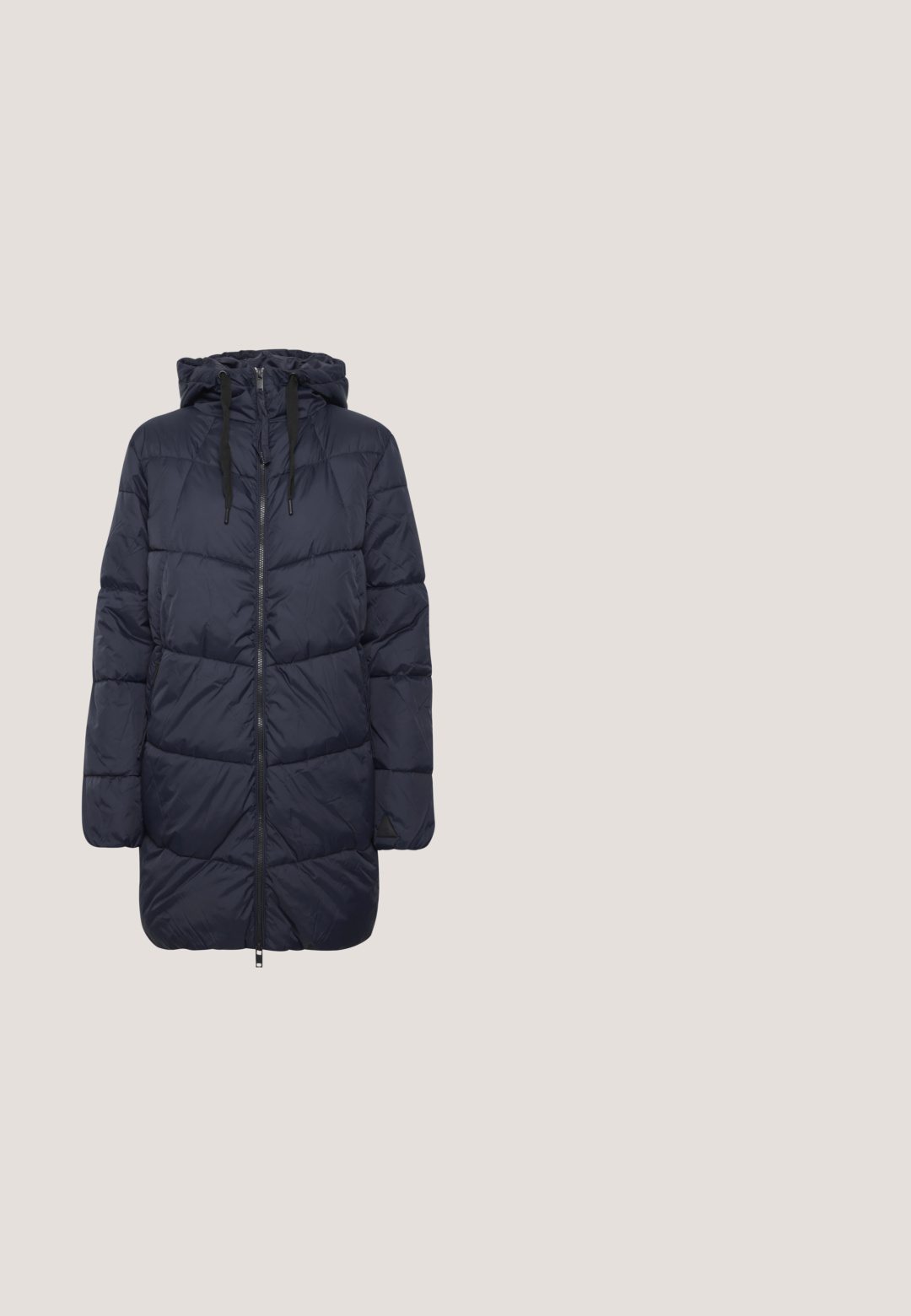 Marineblauwe pufferjas met een capuchon, ritssluiting aan de voorkant en aantrekkoorden. Heeft een gequilt textuur en zijzakken. Gemaakt van glad, geïsoleerd materiaal.; Witte, zacht-textuur trui met een ronde hals, verlaagde schouders en geribbelde manchetten en zoom. Eenvoudig, onopgesmukt ontwerp.; Donkerblauwe rechte jeans met knoopsluiting, voor- en achterzakken, en zichtbare oranje stiksels langs de naden.; Bruine suède sneaker met witte accenten, ronde logo patch en veters. Heeft een gestructureerde rubberen zool en een glad leren hak.; Vrouw met een zwart-wit gebloemde blouse houdt een glanzende rode schoudertas vast tegen een effen achtergrond.; Set zilverkleurige clip-on oorbellen met achthoekige iriserende stenen die groene, paarse en gouden tinten weerkaatsen op een effen witte achtergrond.