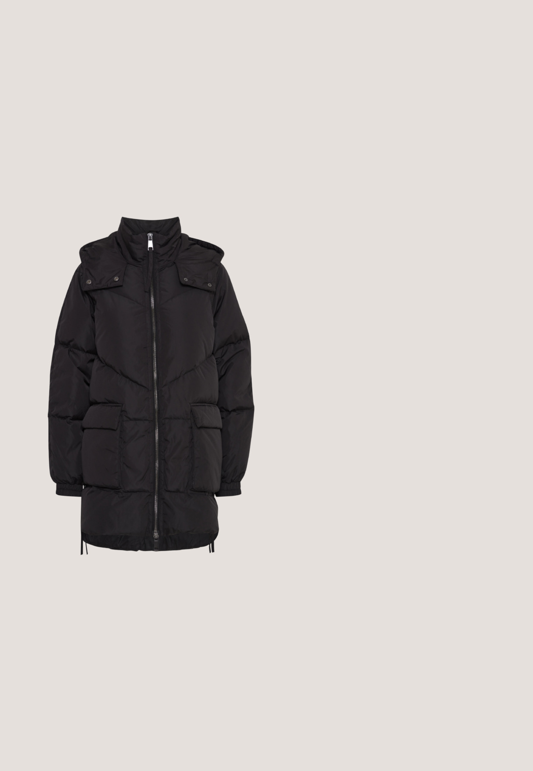 Sort puffers jakke med høj krave, frontlynlås og knapdetaljer. Har to store frontlommer og en samlet kant.; Sort sweatshirt lavet af tekstureret stof med rund udskæring og lange ærmer. Har ribbede manchetter og kant for bedre pasform.; Sort kortærmet t-shirt lavet af bomuld med rund hals og en afslappet pasform. Simpelt design uden mønstre eller udsmykninger.; Sorte joggingbukser med elastisk talje, tapered ben og en glat, blød tekstur. Enkel, funktionel design uden yderligere accenter.; Sort strikket stofsneaker med hvid tyk sål, snørebånd foran og trækflapper på hæl og tunge, set fra siden på hvid baggrund.; Sort rektangulær crossbody taske med front lynlåslomme, brun lynlåstrækker og justerbar rem på hvid baggrund.