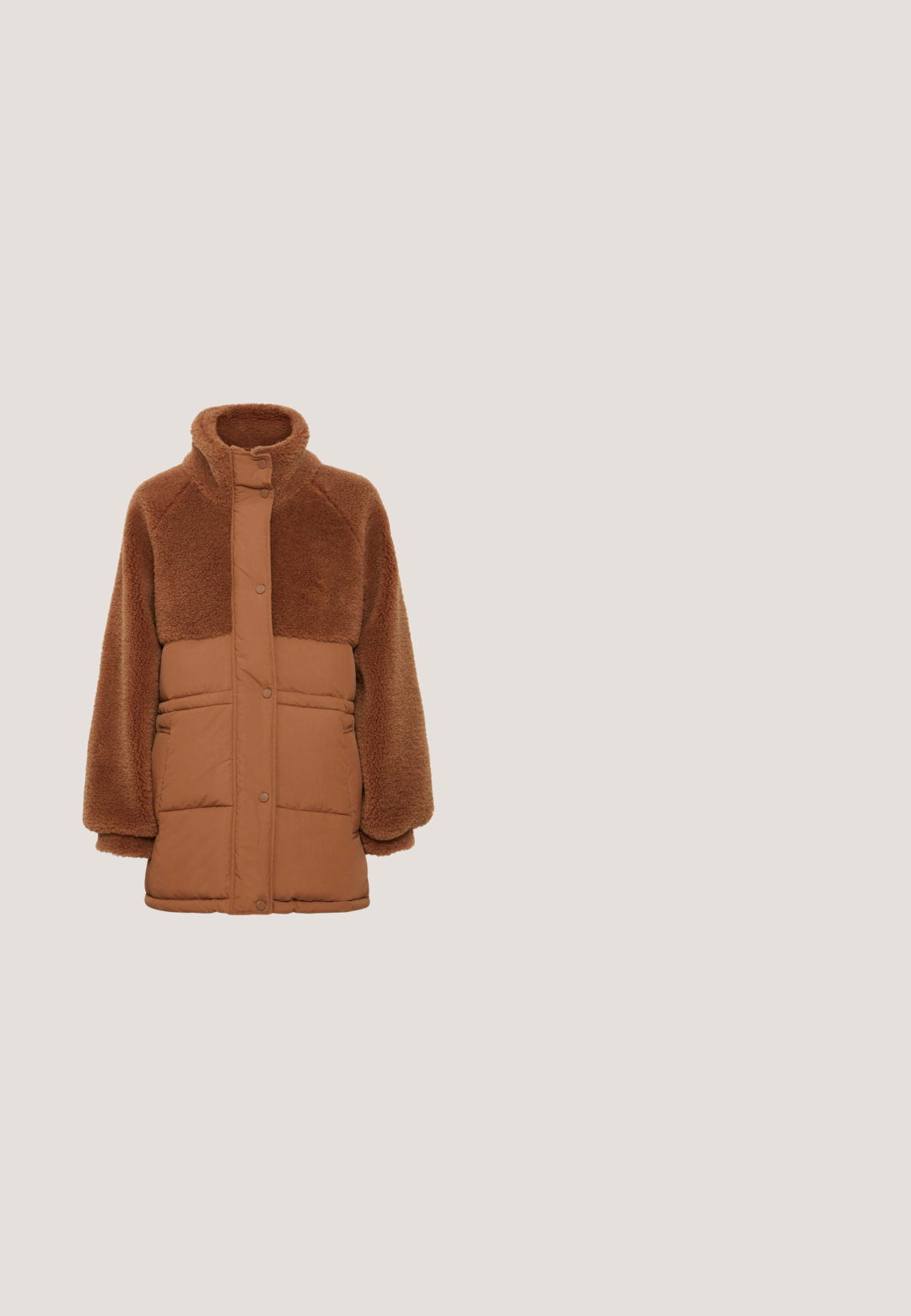 Brun pufferjakke med fleece-øvre, høj krave og trykknaplukning; har to forlommer og et tekstureret stofdesign.; Brun turtleneck trøje med en blød, struktureret overflade og lange ærmer. Har perle-lignende detaljer på manchetterne.; Brune vidde bukser i blødt stof med elastisk taljebånd og snøre samt detaljer med pressekant foran.; s.Oliver Vinterstøvler - leopard; Brun rektangulær håndtaske med lodden kant og pompom tilbehør, med en lille metal mærkeplade foran og en læderrem.; Delikat perlehalskæde med små brune og guldperler samt en guldfarvet justerbar lås med kædeforlænger på hvid baggrund.