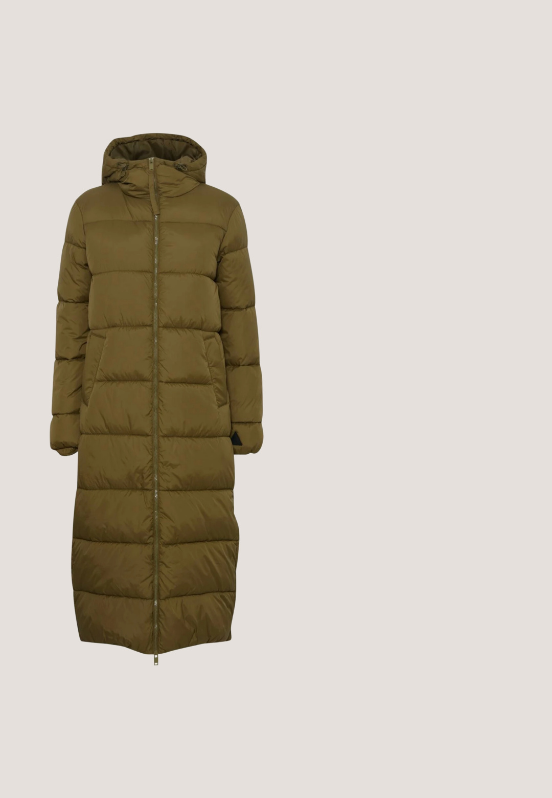 Olivengrøn puffjakke med hætte, lang længde, quiltet design, frontlynlås og sidelommer. Glat, let stoftekstur.; Oliven grøn strikket sweater med høj hals, ribstrikket tekstur, ballonærmer og tætsiddende manchetter, der har en afslappet silhuet.; Oliven grøn, høj talje bukser med plisseringer, lige ben design, to forlommer og knaplukninger til fastgørelse.; Tamaris CHELSEA  - Plateaustøvletter - olive; Skuldertaske i olivengrønt tekstureret læder med bred rem, kombineret med en lille beige og olivengrøn lynlåspung foran.; Guld kæde halskæde med en rektangulær grøn ædelstensvedhæng omgivet af små klare sten og en justerbar lås.