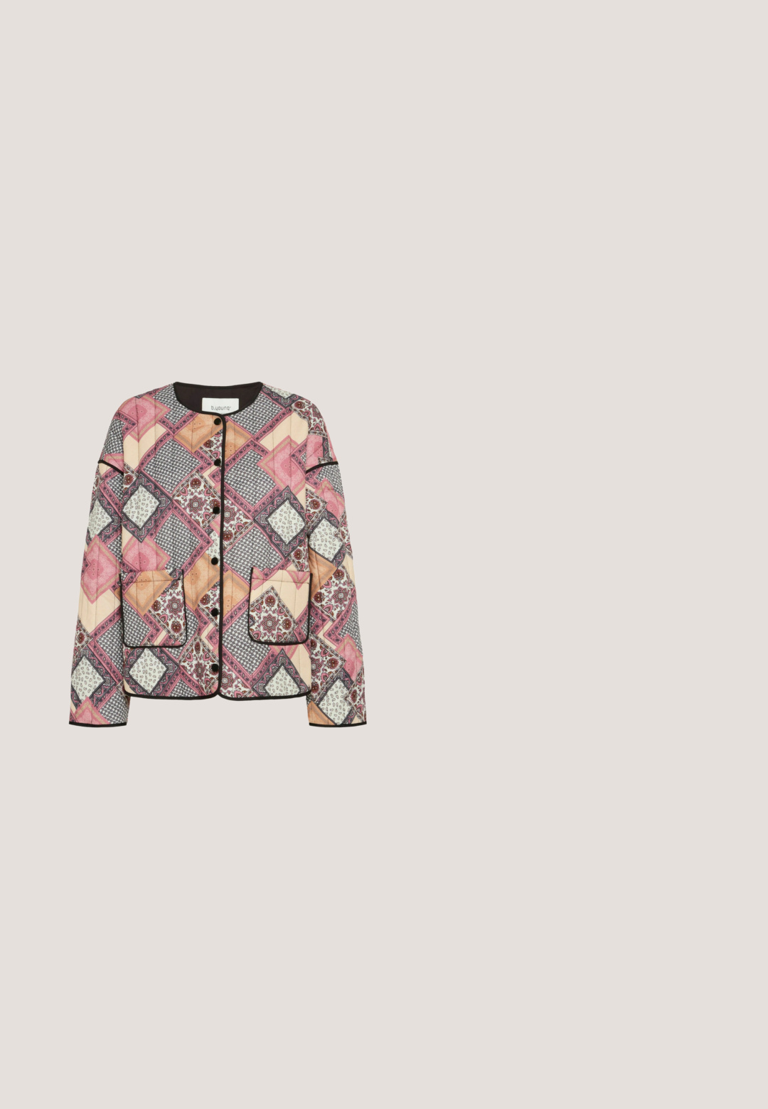 Quiltet jakke med et patchwork design i lyserøde, orange og gråtoner. Har sort kant og to forlommer, knaplukning.; Kortærmet vinrød tekstureret top med puffede ærmer og rund halsudskæring, lavet af mærket VILA.; Bordeaux farvede fløjl flared jeans med høj talje, fem lommer og knaplukning foran. Blød tekstur med brede ben.; Lavprofil lyserød ruskind sneaker med røde striber, gummisål, grøn hælflap og små broderede røde roser nær hælen.; Vævet bordeaux læder skuldertaske med en rund form og et enkelt flettet håndtag. Har en lynlåslukning og en glat tekstur.; Rød, blank ring med et snoet design og en cirkulær udskæring. Glat overflade med metallisk glans, sat på en guldtonet bænk.