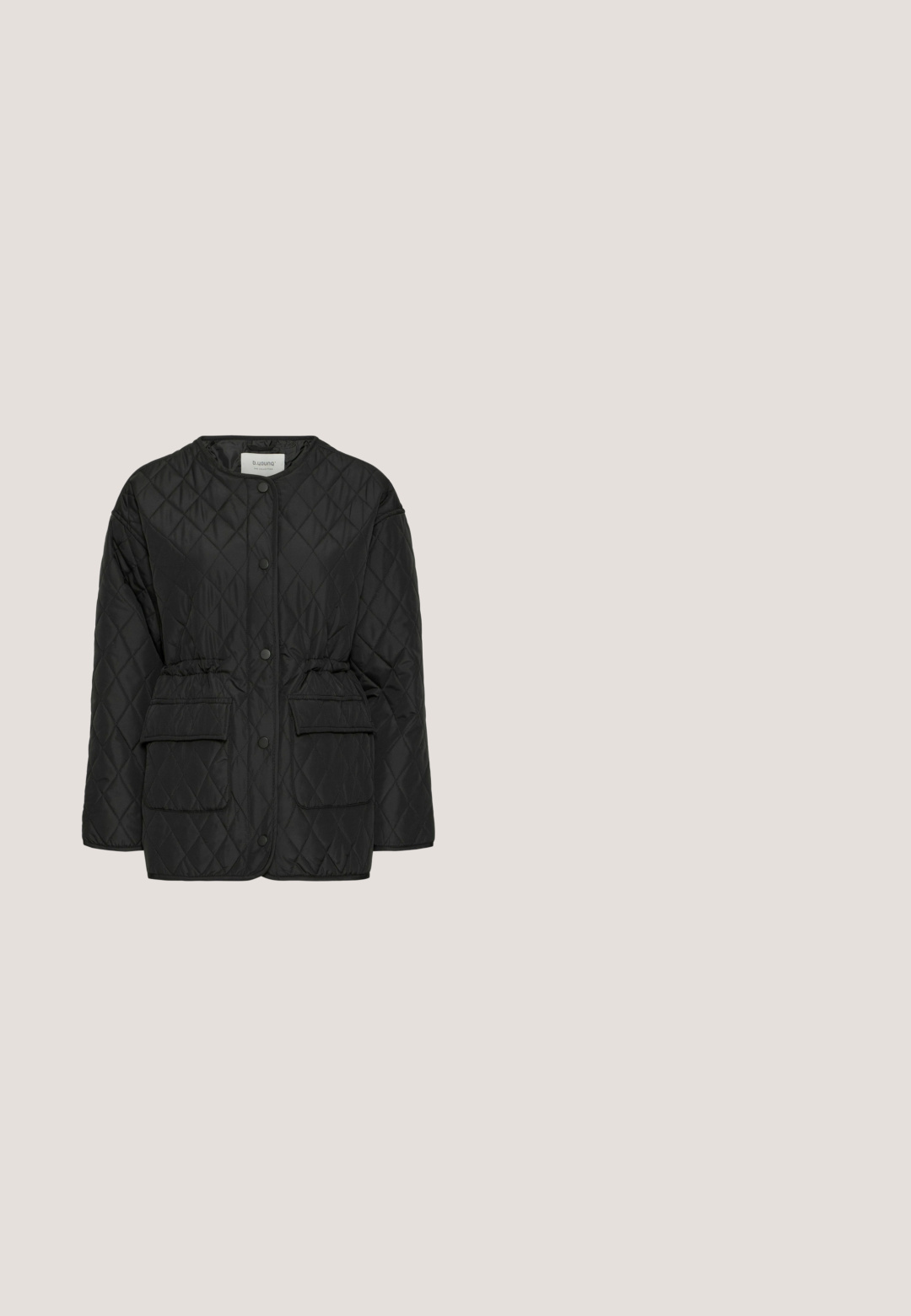 Quiltet sort jakke med rund halsudskæring, trykknapper, elastisk taljedetalje og to forlommer. Glat syntetisk stof.; Sort, flosset lynlås-sweater med høj krave, to forlommer og rund metal lynlåstrækker.; Sort-hvid kortærmet T-shirt med horisontale striber, rund hals og afslappet pasform, vist på en hvid baggrund.; Svarte jeans med højt talje og lige ben, med frontknap og lynlås, sidelommer og bæltestropper, vist på hvid baggrund.; Sorte ruskinds- og lædersneakers med en cremefarvet side-swoosh og lys cremefarvet hæl. Har beige snørebånd og en gummirubber-sål.; Sort syntetisk lædertaske med to frontlommer, en buet form, justerbar rem og lynlåslukning. Glat tekstur med hvid syning.