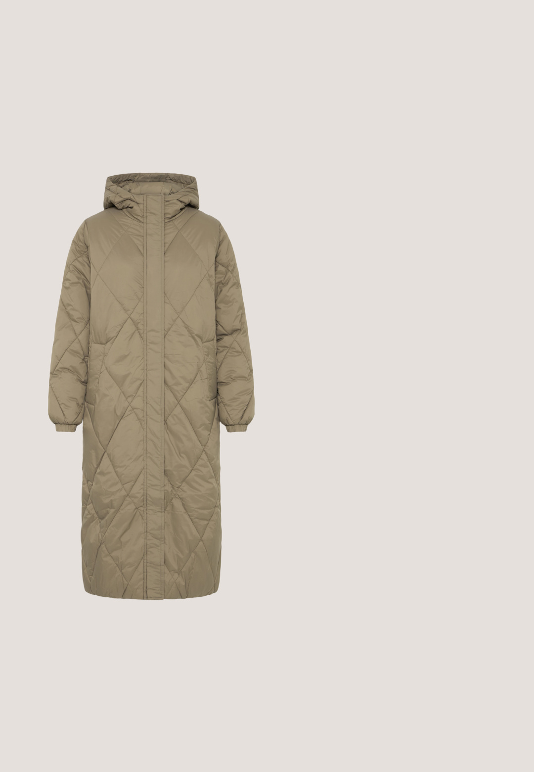 Lang beige quiltet vinterfrakke med hætte, frontlynlås og elastiske manchetter.; Flødefarvet, strikket sweater med rund halsudskæring, sænkede skuldre og en blød, tekstureret finish. Simpelt design uden mønstre eller accenter.; Beige chinos til mænd med lige ben, bæltestropper, frontlynlås og flad linning på hvid baggrund.; Hvide sneakers med beige accenter, der har tre striber, en rund tå og en gennemsigtig gummisål. Glat læder og tekstilmaterialer.; Lille brun skuldertaske i læder med justerbar rem og lynlåslukning, vist mod hvid baggrund. Ingen synligt branding eller dekorationer.; Sølv stud øreringe med et glat, buet design. De har en poleret overflade og en stift, der sikrer sikker bæring.