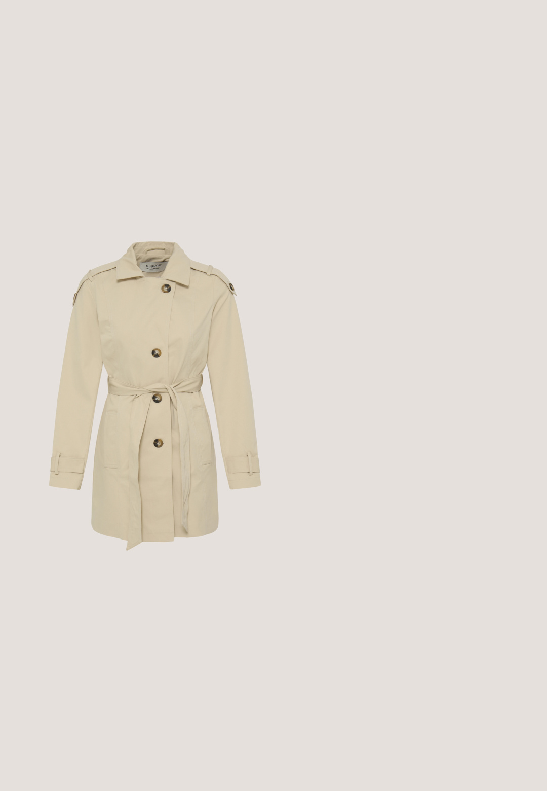 Beige trenchcoat med bælte i taljen, dobbeltradede knapper, skulderstropper og lange ærmer. Glat stof med minimal tekstur.; V-hals kortærmet sweater i beige og hvide striber, blød tekstur, afslappet pasform, med ribbet kant. Etikett vist ved halsudskæringen.; Hvide beskårne bukser lavet af bomuld med knaplukning, der har forlommer og en glat tekstur. Enkel design og lige pasform.; Lavskaftet sneaker i creme og beige med ruskindsdetaljer, snørelukning og beige gummisål, vist fra siden på en hvid baggrund.; Beige lædertaske med runde top hanke, to cirkulære detaljer og en struktureret form. Har en central klaplukning og guldlynlås.; Guldtonede, polerede metaløreringe med en rund, let asymmetrisk form og en glat, reflekterende overflade.