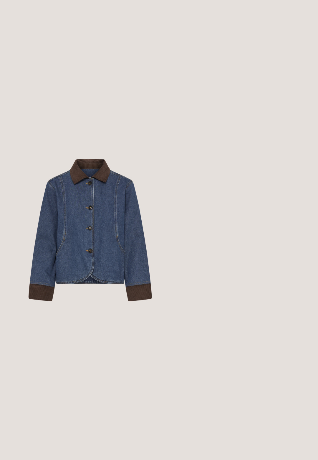 Chaqueta vaquera azul con cuello y puños de pana marrón, cierre frontal con botones y bolsillos laterales, mostrada sobre fondo blanco.; Top de punto de manga corta de color azul claro con rayas horizontales turquesas alternadas, estrechas y anchas, en el cuerpo y las mangas.; Falda de mezclilla de color azul claro con rayas blancas. Presenta un cierre de botones en la parte delantera, dos bolsillos laterales y un dobladillo acampanado.; Zapatilla deportiva con parte superior de cuero blanco, detalles en ante beige, diseño perforado y suela de goma marrón. Cuenta con cordones blancos y talón texturizado.; Pequeño bolso de hombro de mezclilla gris con parte superior fruncida y correa desmontable de cuero marrón oscuro, aislado sobre fondo blanco.; Dos pendientes colgantes con acabado brillante. Uno es de color plateado y el otro de color dorado, con formas suaves y curvas.