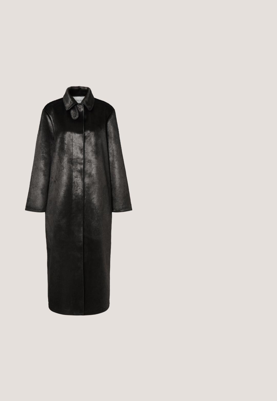 Long manteau noir en cuir synthétique avec un col pointu et des manches longues, présenté sur un fond blanc uni.; Haut en dentelle noire à manches longues avec col haut agrémenté d'une bordure à volants, motifs floraux et texture transparente. Conçu pour un ajustement près du corps.; Jupe noire en tulle superposé avec un design à volants. Elle dispose d'une taille élastique. Le tissu transparent ajoute de la texture et du mouvement.; Bottine en cuir noir avec talon épais, fermeture éclair latérale et clous argentés décoratifs près de la pointe sur fond blanc.; Gants en cuir noir avec de longs doigts, ornés d'éclats argentés disposés selon un motif. Texture lisse et ajustement serré au niveau du poignet.; Collier à double cordon noir avec un pendentif abstrait en boucle torsadée dorée et un fermoir doré avec chaîne d'extension.