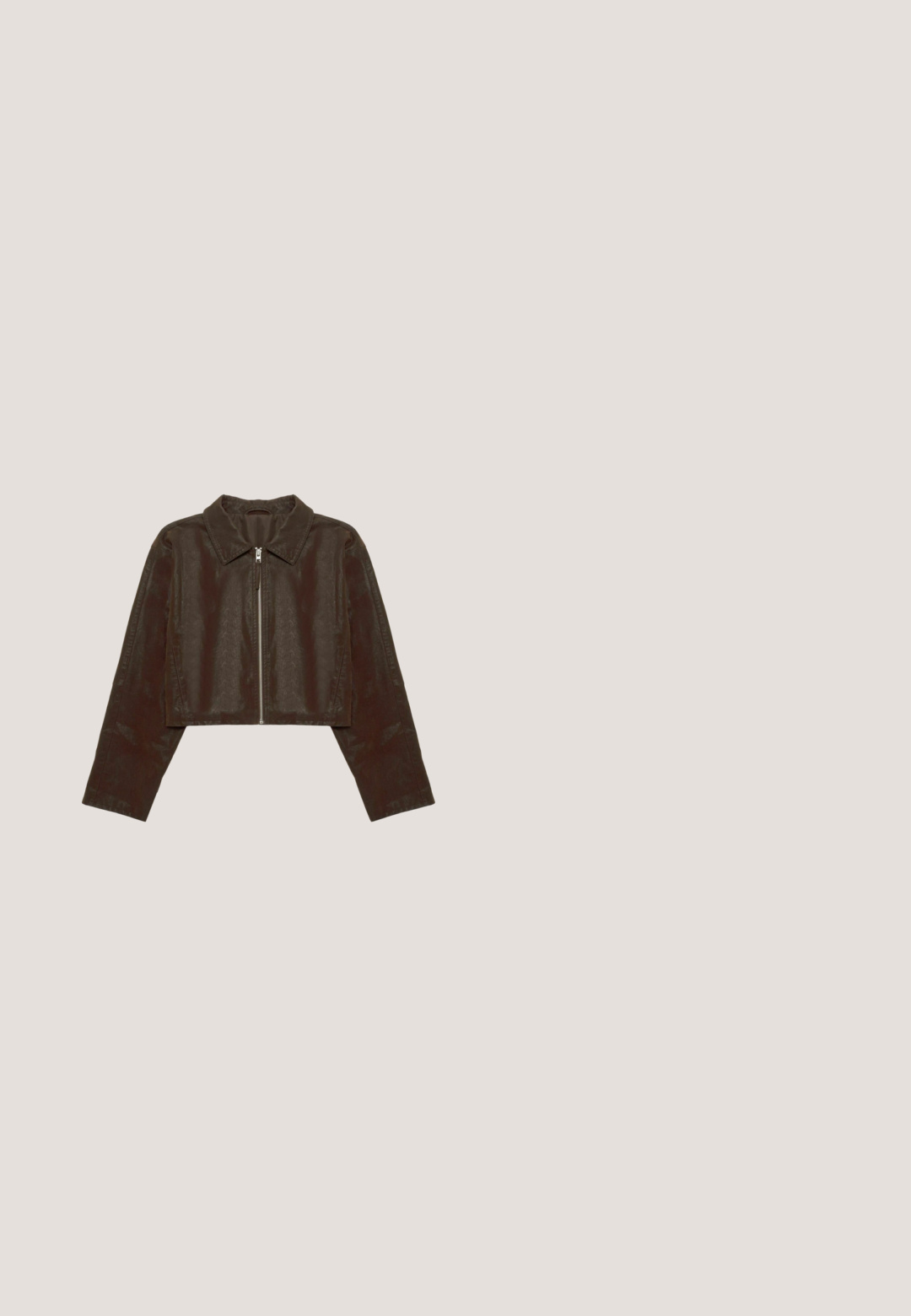 Veste courte marron foncé avec une fermeture éclair devant, des manches longues et un col pointu, présentée sur fond blanc.; Cardigan marron foncé en tissu doux, avec un col rond, des manches longues et une rangée de boutons ronds sur le devant.; T-shirt uni marron foncé à manches courtes et col rond, étalé à plat, avec une petite étiquette blanche de la marque à l'intérieur de l'encolure.; Pantalon de sport marron avec des rayures horizontales dans les tons de beige, crème et brun foncé. Fabriqué en tissu doux et texturé avec des poches.; Baskets basses en daim brun foncé avec lacets à l'avant et semelle marron clair, affichant un profil latéral sur fond blanc.; Sac cabas en cuir tressé marron avec deux longues anses et une petite plaque de marque en métal centrée sur le haut devant.