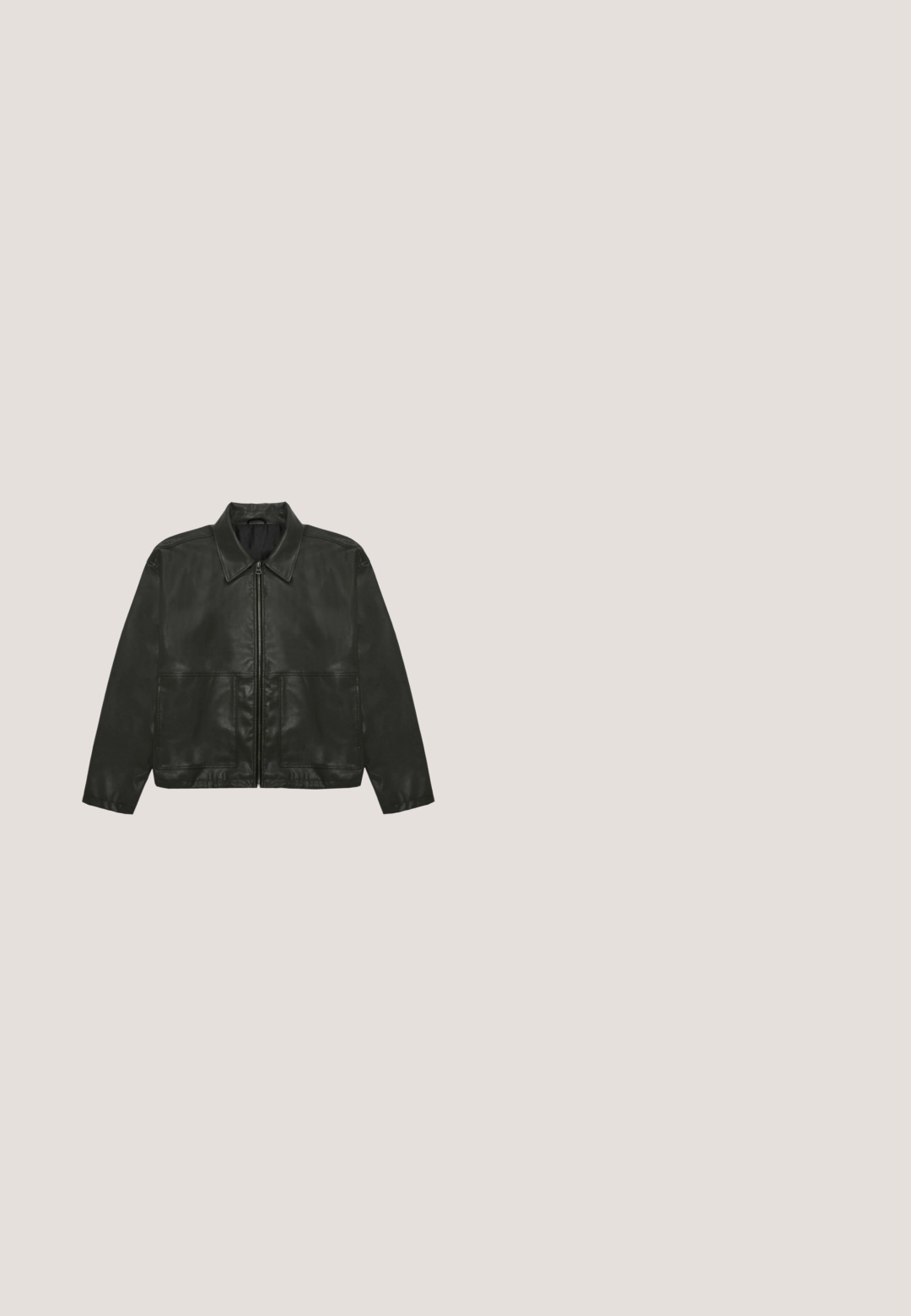 Schwarze Lederjacke mit Kragen, Frontreißverschluss und zwei großen Fronttaschen. Glatte Textur und strukturiertes Design.; Schwarzer gerippter Strickpullover mit langen Ärmeln und Stehkragen sowie kleinem gelbem Etikett am unteren Saum, vor weißem Hintergrund dargestellt.; Dunkelgraues T-Shirt mit kurzen Ärmeln und hellgrauem Besatz an Kragen und Ärmelenden, flach auf weißem Hintergrund liegend.; Schwarze Jeans aus verblasstem Denim mit geradem Bein, Vordertaschen, Gürtelschlaufen und Knopfverschluss am Bund.; Schwarze Leder Schnürstiefelette mit dickem Gummisohle und Zugschlaufe hinten, seitliche Ansicht auf weißem Hintergrund.; Rechteckiges schwarzes Lederetui mit Reißverschluss und strukturierter Oberfläche, von vorne auf weißem Hintergrund gezeigt, geeignet für Toilettenartikel oder Accessoires.