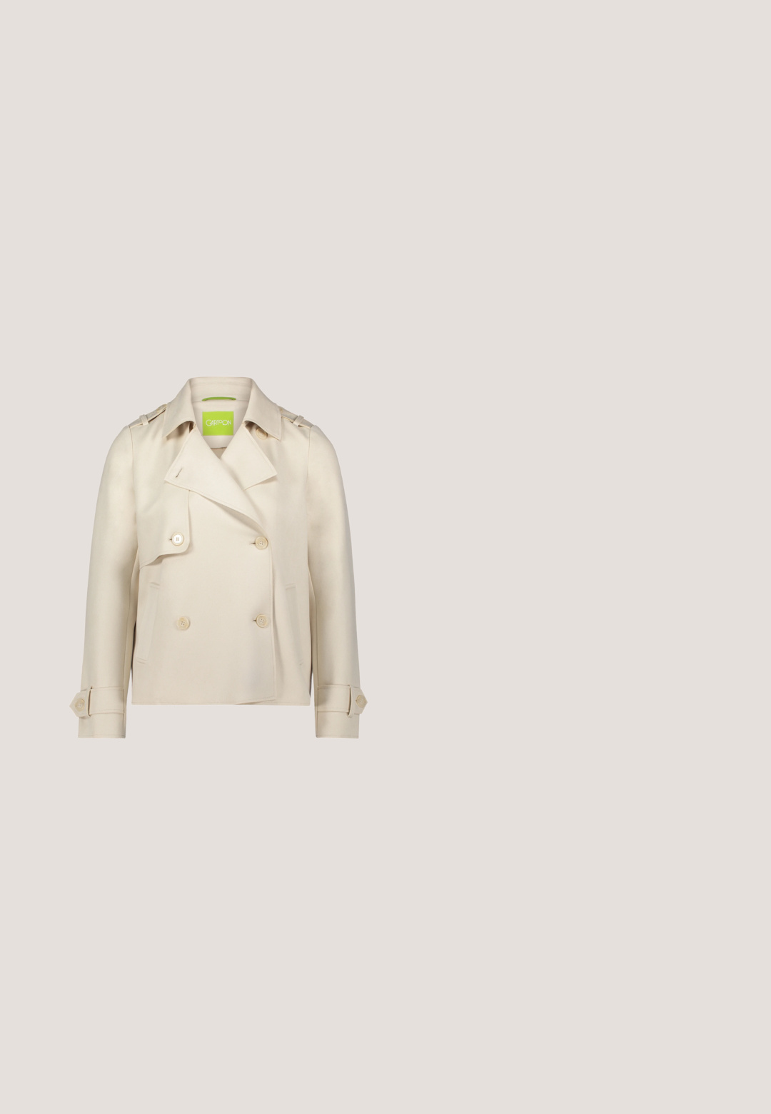 Beige, double-breasted Trenchcoat mit Reverskragen, zwei Fronttaschen und geknöpften Manschetten. Verfügt über eine glatte Textur und subtilen Glanz.; Beige Satinbluse mit kurzen Ärmeln, rundem Ausschnitt und fünf dekorativen Knöpfen mittig vorne.; Beige Hose mit elastischem Bund, geradem Bein, umgeschlagenen Bündchen und Seitentaschen. Hergestellt aus leichtem, glattem Stoff.; Beiger Leder-Pumps mit hohem Absatz, spitz zulaufender Schuhspitze, glatter Textur und schlankem Stiletto-Absatz. Minimalistisches Design ohne zusätzliche Verzierungen.; Strukturierte Handtasche aus beigem Leder mit glatter Textur, ausgestattet mit hellbraunen Ledergriffen, einem abnehmbaren Gurt und einem metallischen Verschlussdetail.; Goldfarbene Kettenhalskette mit kleinen runden Perlen, die gleichmäßig entlang einer zarten Gliederkette verteilt sind und mit einem Karabinerverschluss geschlossen wird.