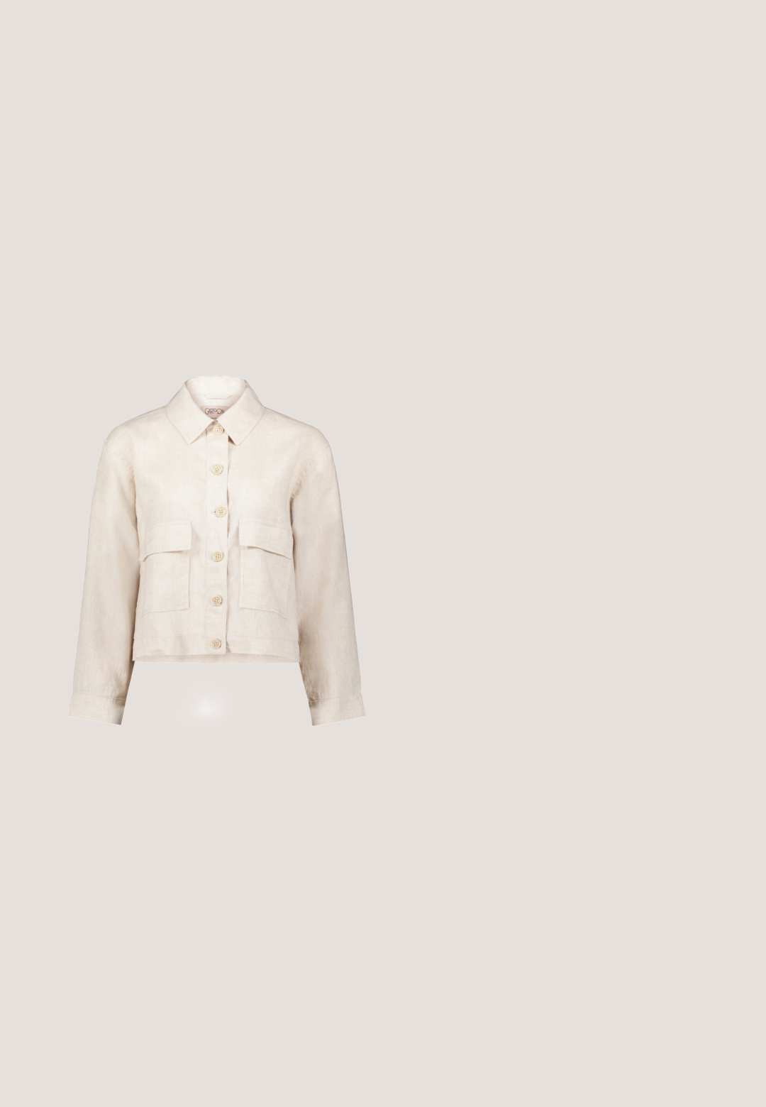 Chemise cropped en lin beige clair avec un col, six boutons à l'avant et deux poches poitrine. Manches longues avec des poignets boutonnés.; Combinaison beige bustier à jambes larges avec un corsage ajusté et une taille ceinturée, réalisée en tissu léger.; Sandale à glissière en tissu beige avec un dessus noué et une semelle en jute tissée. Style plat, ouvert à l'avant, présentant un bord texturé et tressé.; COACH Lunettes de soleil - shiny light gold-coloured; Sac hobo en tissu crème à motifs avec des accents en cuir marron. Il possède une bandoulière en chaîne dorée et une plaque logo. Fermeture éclair sur le dessus.; Ensemble de bijoux dorés comprenant un collier et un bracelet. Les deux présentent un design floral avec une pierre précieuse claire au centre. Les chaînes sont délicates et texturées.