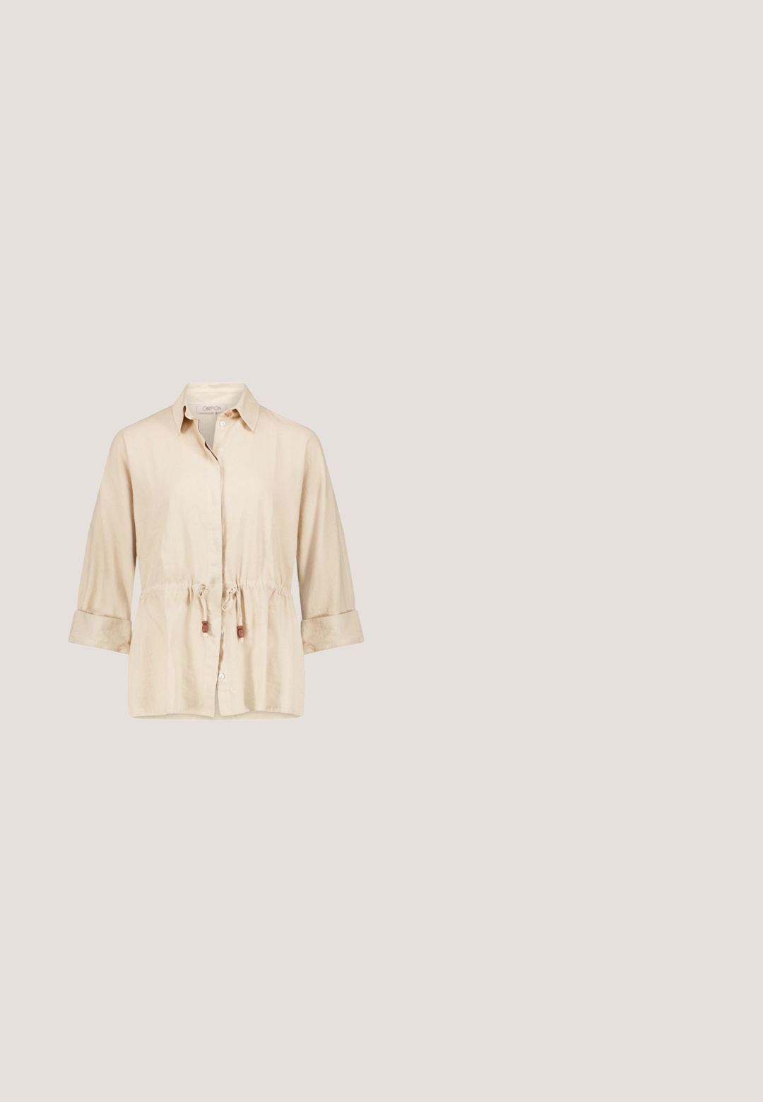 Beige lange mouw blouse met knoopsluiting aan de voorkant, opgerolde manchetten, kraag en verstelbare taille met trekkoord en houten kralen.; Beige mouwloze romper met verstelbare spaghetti-bandjes, gerimpeld lijfje, taille met riem en losse korte broekjes op een witte achtergrond.; Roze-gouden slidersandalen met twee verstelbare metalen gespen, kurken voetbed en witte rubberen zool. Gladde metalen afwerking, open teen ontwerp.; Zwarte ovaalvormige zonnebril met donker getinte glazen en dikke monturen geplaatst op een witte achtergrond.; usha Shopper - beige; Geweven strohoofdband met een gestructureerd beige oppervlak, aangevuld met een gladde zwarte binnenkant. Elegante gebogen vorm.