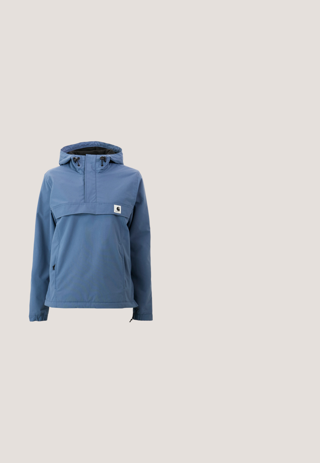 Chaqueta impermeable azul con diseño de media cremallera, capucha ajustable, puños elásticos y bolsillos laterales, fabricada con un tejido suave y duradero.; Sudadera gris de cuello redondo en una tela suave con puños y dobladillo de punto; presenta un logo bordado en el pecho en amarillo y burdeos.; Camiseta de algodón de manga corta color azul claro con bolsillo en el pecho que presenta un pequeño parche del logotipo en blanco y negro de Carhartt.; Vaqueros azul claro, corte holgado, tejido de denim, diseño de cinco bolsillos, cierre de botón, perneras rectas, costuras visibles, sin patrones ni acentos.; Zapatillas de ante azul claro con cordones y detalles blancos. Diseño clásico de caña baja, con una franja lateral blanca en contraste y suela de goma.; Bolso tote de mezclilla azul claro con asas dobles y bolsillo delantero con costuras naranjas y una pequeña etiqueta de tela roja.