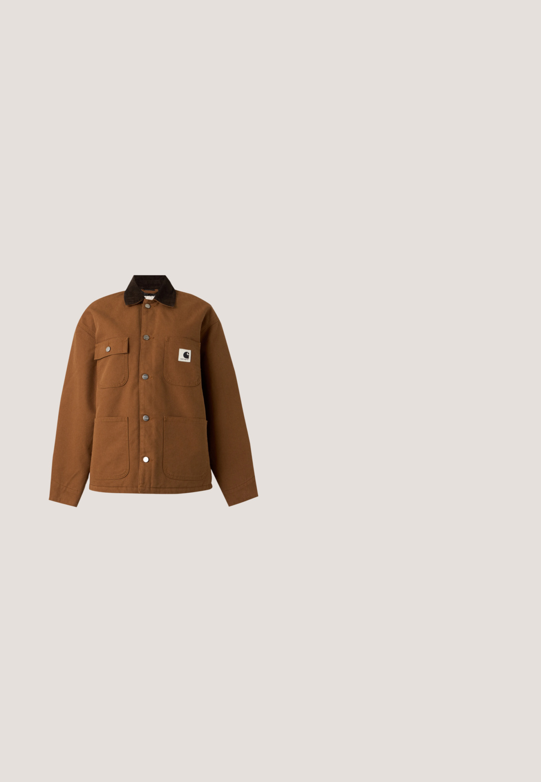 Braune Jacke mit Knöpfen, dunklem Kragen, vier Vordertaschen und einem Carhartt-Logo auf der oberen rechten Brusttasche.; Langärmliges beiges Waffelstrick-Henley-Shirt mit rundem Ausschnitt und fünf Knöpfen, flach liegend vor weißem Hintergrund dargestellt.; Khakifarbene Cargohose mit mehreren Klappentaschen vorne und an den Seiten, geradem Bein und Gürtelschlaufen in der Taille.; Braune Leder-Chelsea-Boots mit elastischen Seitenpanelen, Ziehlaschen und einer Gummisohle, die für Langlebigkeit und einfachen Tragekomfort entwickelt wurden.; Olivgrüner Rucksack mit gepolsterten Schultergurten, oberen Tragegriffen, seitlicher Reißverschlusstasche und braunen Lederakzenten an den Gurtenden und am Boden.; Brauner Ledergürtel mit runder Messingschnalle und Nieten-Detail. Glatte Textur, zulaufendes Ende und eingraviertes Markenlogo auf der Schnalle.