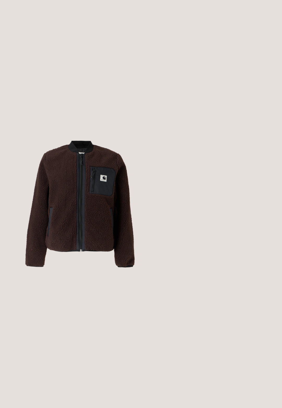 Bruine fleecejas met zwarte rits en zwarte borstzak met rits met een witte Carhartt-logo patch.; Korte beige hoodie van zacht materiaal, met een voorzak, capuchon en klein logo op de borst. Soepele textuur en een ontspannen pasvorm.; Effen bruine T-shirt met korte mouwen en een borstzakje met een vierkante merklogo-patch, getoond op een effen lichte achtergrond.; Donkerbruine wijde broek met elastische tailleband, zijzakken en rechte zoom tegen een effen lichte achtergrond.; Bruine en donkerbruine suède sneaker met witte streep en veters, zwevend boven een roze stenen oppervlak en een grijze achtergrond.; Bruine stoffen duffeltas met dubbele handgrepen, verstelbare schouderriem, voorvak met plooien en trekkoord, en hoofdvak met rits.
