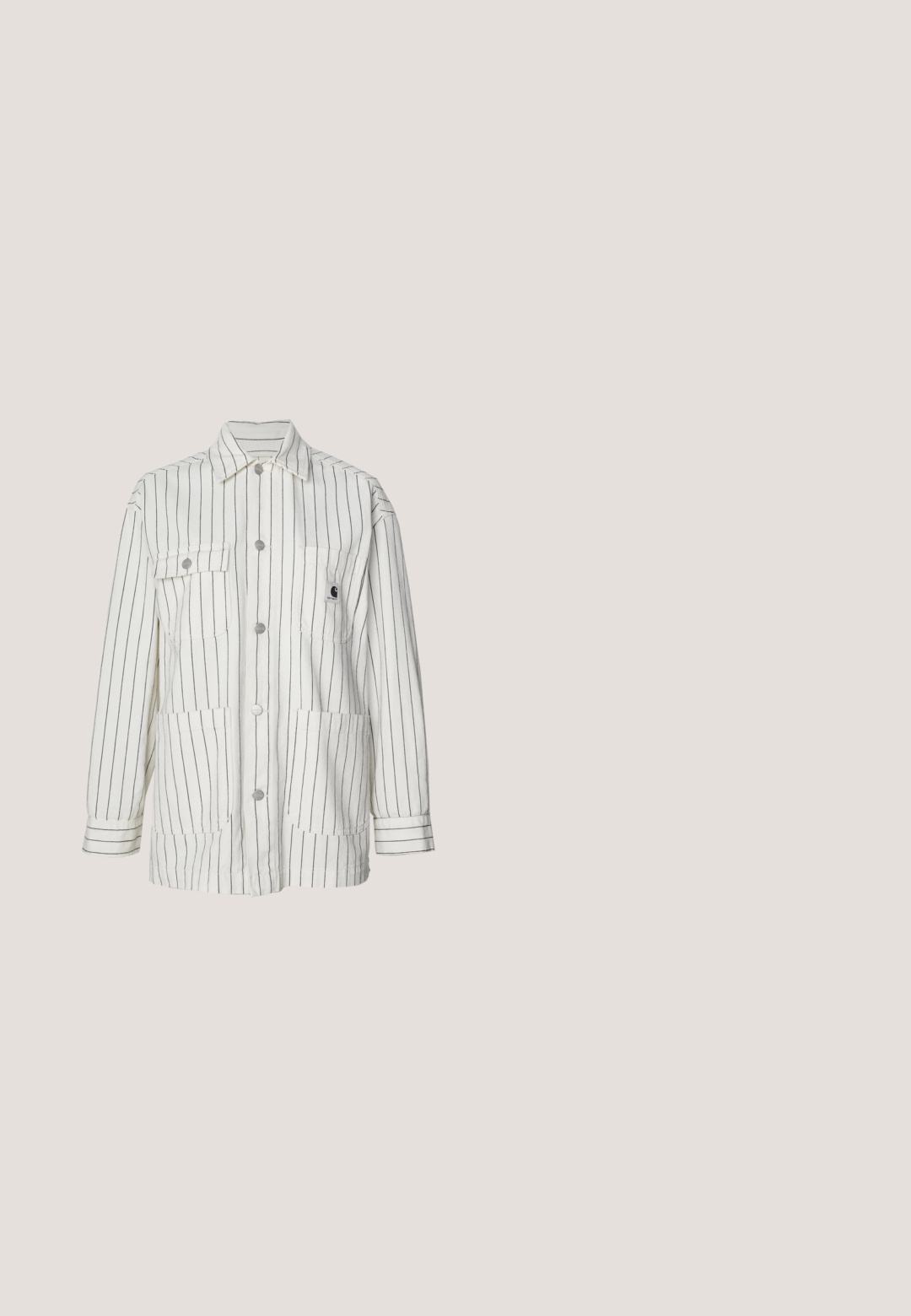 Veste rayée blanche avec un devant à boutons, deux grandes poches avant, des manches longues et un col. Fabriquée en tissu durable.; T-shirt en coton blanc avec un col rond, des manches courtes et une coupe décontractée. Présente un logo discret sur la zone gauche de la poitrine. Texture lisse.; Jean en denim bleu clair à taille haute avec jambe droite, boutons à l'avant, fermeture éclair et cinq poches.; Des sabots Crocs blancs présentent un design perforé, des semelles plates et des sangles de talon réglables, reposant sur une chaise en fil jaune contre un sol en bois.; Sac fourre-tout de couleur crème avec une texture douce et matelassée et deux poignées solides. Il dispose d'une fermeture éclair et de poches latérales pour un rangement supplémentaire.; Boucles d'oreilles en argent avec une finition polie, présentant une forme circulaire et une fermeture à charnière. Texture lisse avec un minimum de détails.