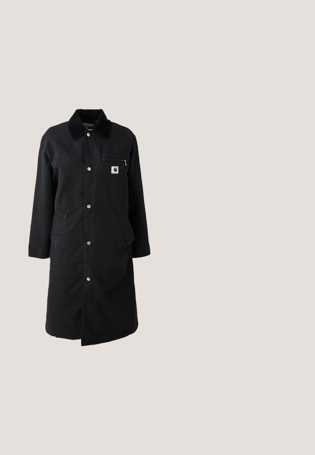 Manteau noir long avec boutons-pression, col en velours côtelé, poche poitrine zippée et deux poches latérales, vue de face sur fond blanc.; Pegador Sweat à capuche - washed black; T-shirt noir en coton avec un col rond. Présente du texte blanc, y compris des caractères japonais et les mots "Slurp Away" sur la zone gauche de la poitrine.; Pantalons cargo noirs en tissu léger. Dotés d'une taille élastique, de plusieurs poches et de zips en bas. Fini texturé.; Baskets noires au design chunky, avec une tige texturée, des panneaux en maille et une semelle en caoutchouc épaisse. Lacets réfléchissants et détails de marque visibles.; Sac d'épaule en tissu noir avec sangle réglable, poche avant avec cordon bleu et petite étiquette logo rectangulaire à la base.