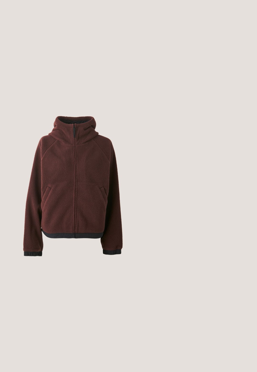Burgunderfarbene Fleecejacke mit Kapuze, Frontreißverschluss, seitlichen Taschen und schwarzem elastischem Saum an den Bündchen und am unteren Saum. Strukturiertes Oberflächenfinish.; Bordeauxrotes T-Shirt mit kurzen Ärmeln aus Baumwolle, mit Rundhalsausschnitt und kleinem, mehrfarbigen "Dickies"-Logo auf der Brust.; Midikleid in terrakottarot, mit einem Frontreißverschluss, elastischem Bund mit Kordelzug und seitlichen Taschen mit geometrischem Design.; Schwarze Leinenschuhe mit runder Spitze, Gummisohle und einer Schnallenriemen. Kombiniert mit lockeren, hellgrünen Hosen.; Braune Cord-Schultertasche mit verstellbarem Träger, Reißverschluss und seitlichen Kordelzügen auf weißem Hintergrund.; Paar glänzende silberne Creolen mit dünnen Drahtverschlüssen, dargestellt vor einem hellgrauen Hintergrund.