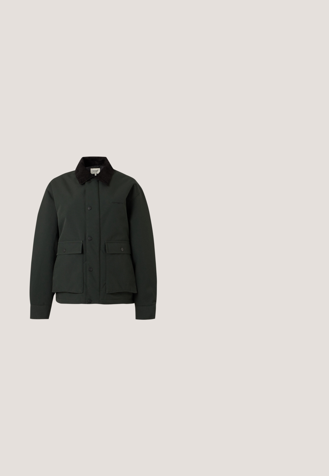 Chaqueta verde oscura con cuello de pana negro, cierre frontal con botones y dos grandes bolsillos con solapa y botones automáticos.; Sudadera tipo polo recortada en verde oliva con mangas largas, dos botones y un logo bordado redondo en el pecho. Textura de tela suave.; Camiseta de algodón verde oliva con mangas cortas, cuello redondo y logo negro "GAP" centrado en el pecho. Diseño sencillo, color sólido.; Botín de cuero verde hasta el tobillo con paneles laterales elásticos, puntera redondeada y suela de goma. Presenta un acabado texturizado y un tacón cuadrado.; Bolso de mano acolchado verde con dos asas cortas y una correa de hombro negra desmontable. Presenta un patrón de diamantes y está hecho de material sintético.; Pendientes de aro dorados con dos piedras preciosas rectangulares turquesas en cada uno, exhibidos sobre un fondo blanco.
