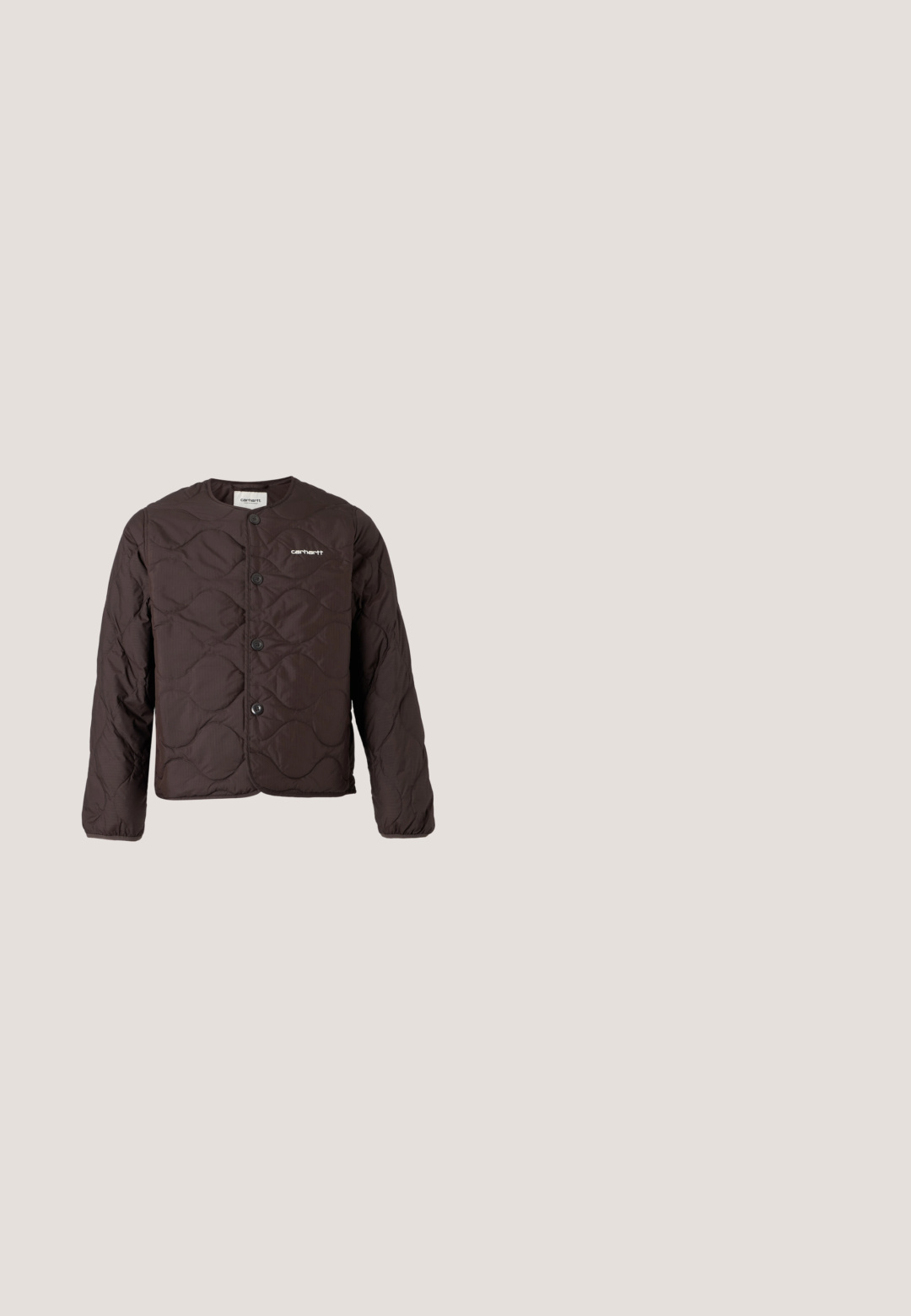 Donkerbruine doorgestikte jas met ronde hals, knoopsluiting aan de voorkant en klein wit Carhartt-logo op de linkerborst.; Crème lange mouwen coltrui met oranje horizontale strepen en een palmbomenprint in donkerbruin op de linkerkant van de borst. Zachte stof.; Lichtblauwe denim jeans met een subtiele gemusterde textuur, hoge taille en rechte pijpen. Voorzien van een knoop- en ritssluiting aan de voorkant.; Bruine en roze platform sneakers van suede en leer. Beschikt over witte veters, een golfontwerp en een textuur van gumzool.; Vrouw draagt een licht denimjack en spijkerbroek en houdt een bruine schoudertas met luipaardprint vast tegen een effen achtergrond.; Zilveren hangende oorbellen met rechthoekige en ronde heldere kristallen in een verticale lijn, bevestigd met leverback-sluitingen.