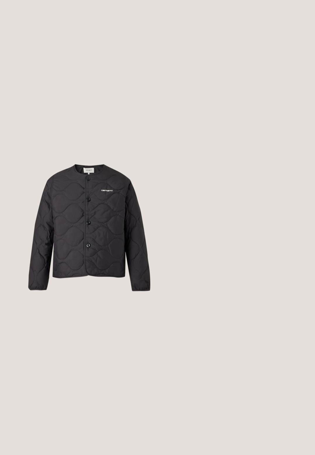 Schwarze gesteppte Jacke mit rundem Ausschnitt, langen Ärmeln, vier Knöpfen vorne und weißem Carhartt-Logo auf der linken Brust.; Schwarzes Baumwoll-T-Shirt mit Rundhalsausschnitt und kurzen Ärmeln; hat ein hellgrünes Grafikdesign "DICKIES SINCE '22" auf der linken Brustseite.; Denimrock in Hellgrau. A-Linie Design mit vorderen Taschen, einer sichtbaren Naht in der Mitte und einem einzelnen Metallknopf am Bund.; Schwarzer und silberner Nike Laufschuh, der über Betontreppen schwebt und im Außenbereich detailliertes Design und strukturierte Sohle zeigt.; Olivgrüne weiche Stoff-Schultertasche mit Reißverschluss und verstellbarem Tragegurt vor einfarbig hellem Hintergrund.; Paar mittelgroße glänzende silberne Hoop-Ohrringe mit dünnen Metallverschlüssen auf hellem neutralem Hintergrund.